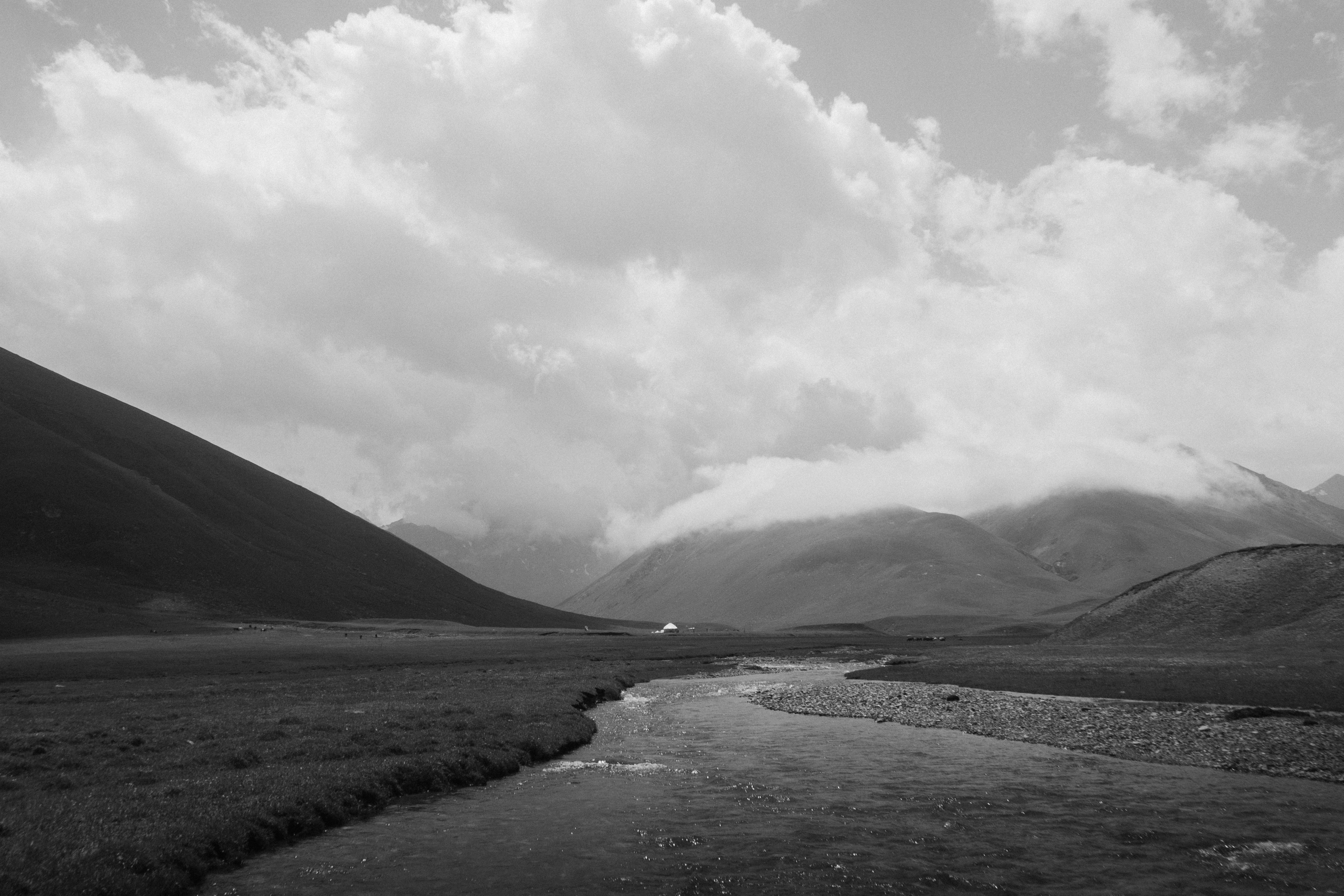 川と山の白黒写真の写真 – Unsplashの旅行の無料画像