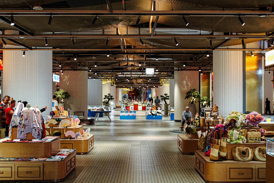 杜拜大型購物中心內部的逛街人潮