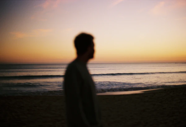 Dirigeant regardant l'horizon marin – leadership et vision