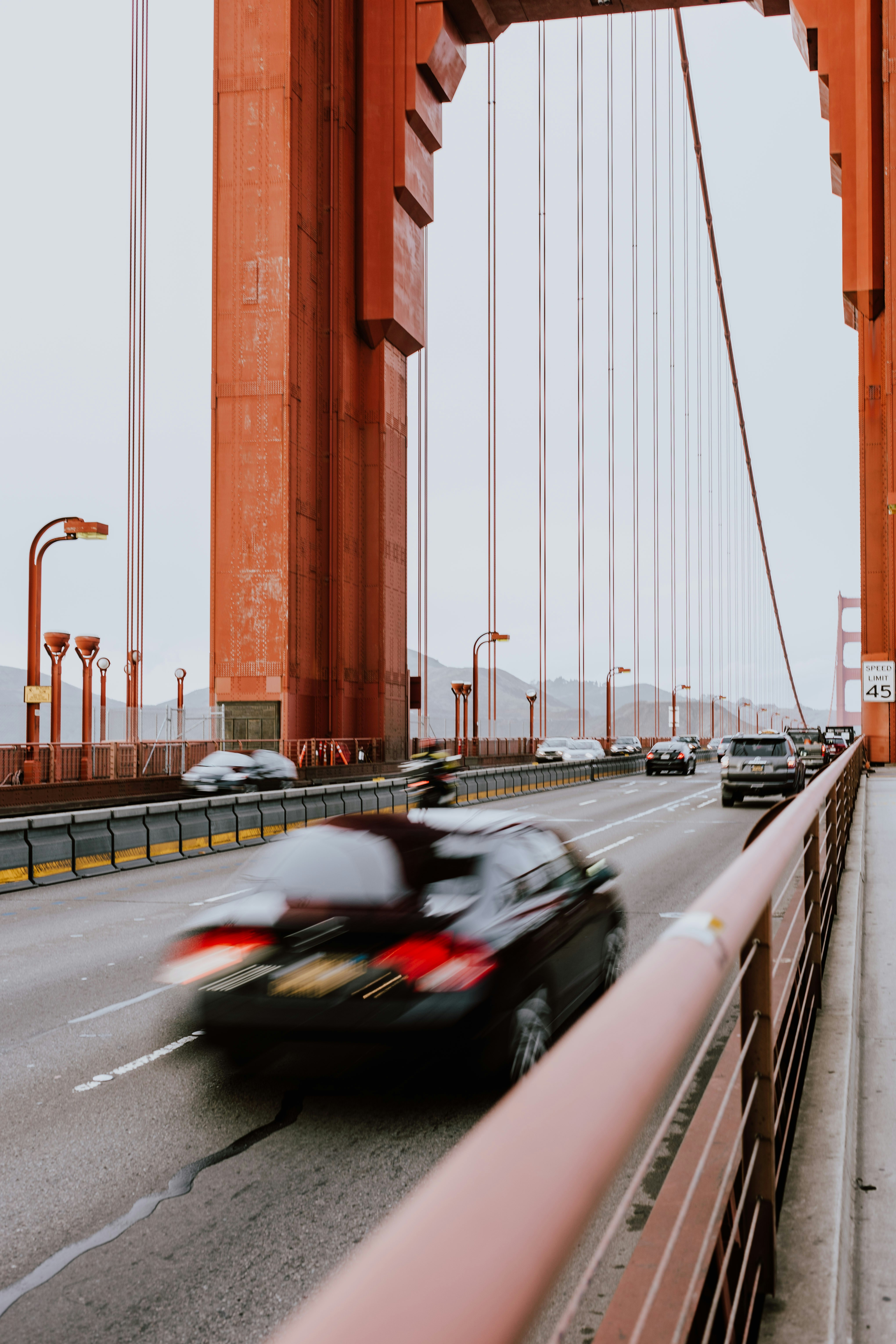 Autos, die auf der Golden Gate Bridge fahren