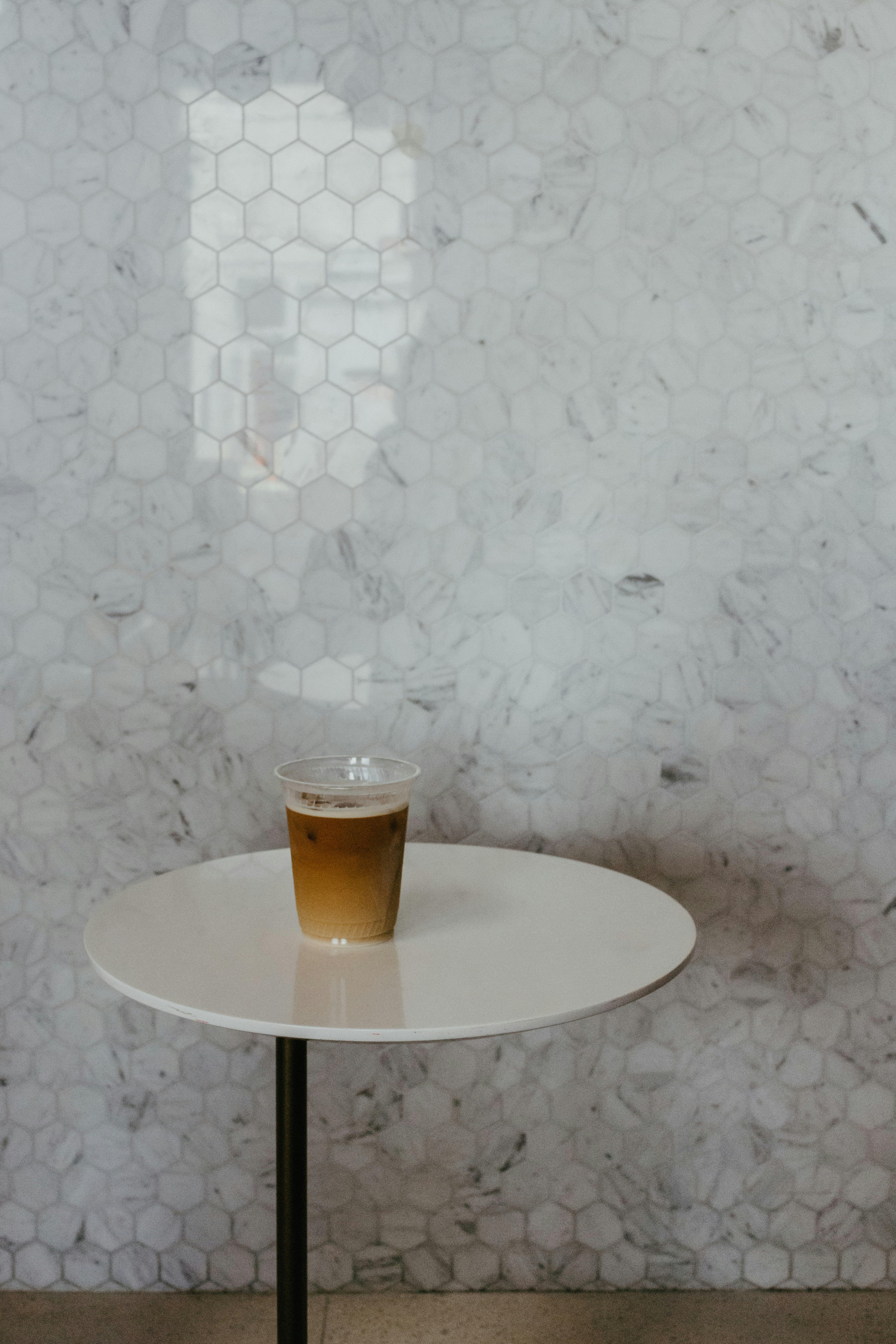 Eiskaffee auf einem kleinen weißen Tisch