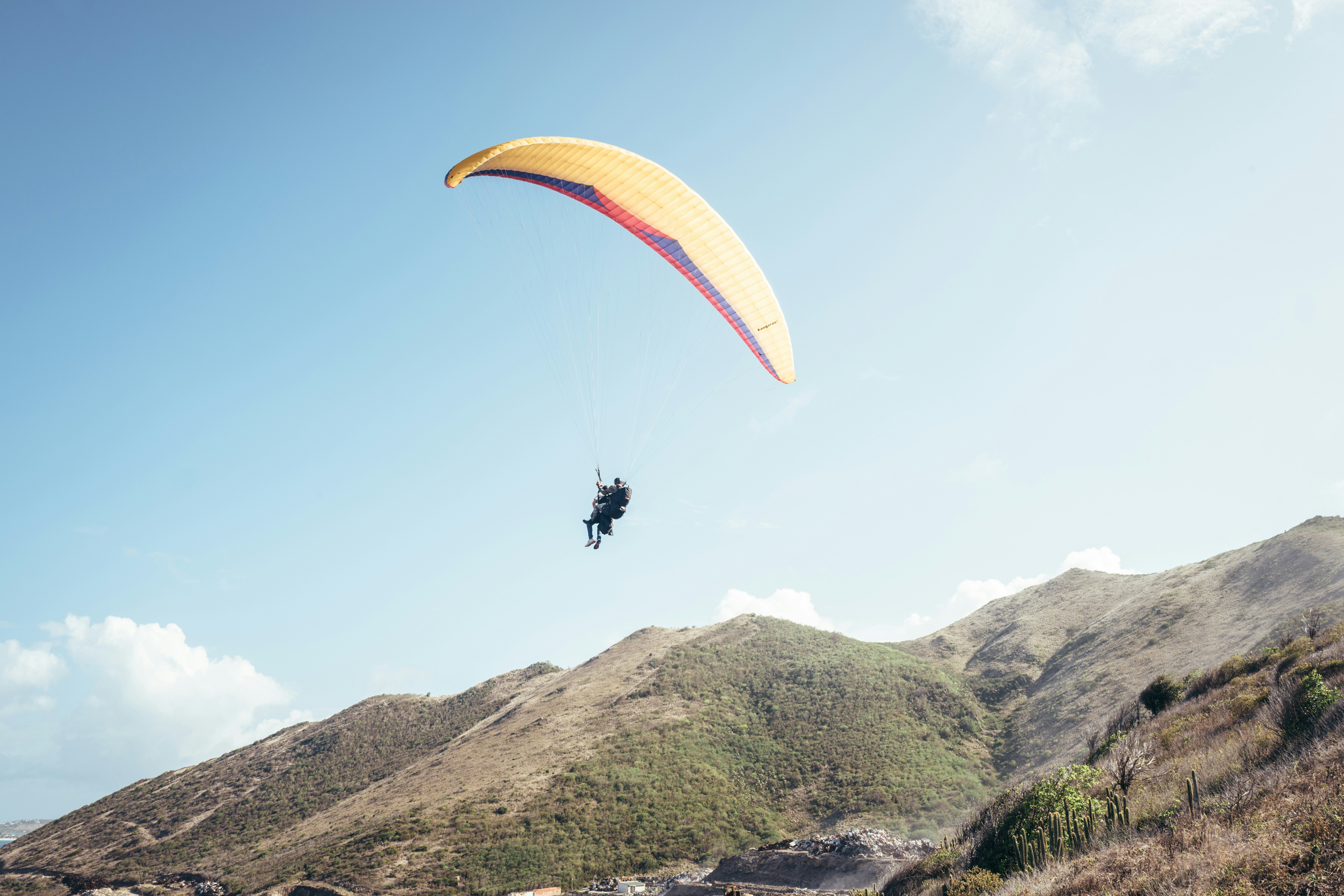 Parapentiste sur terrain montagneux