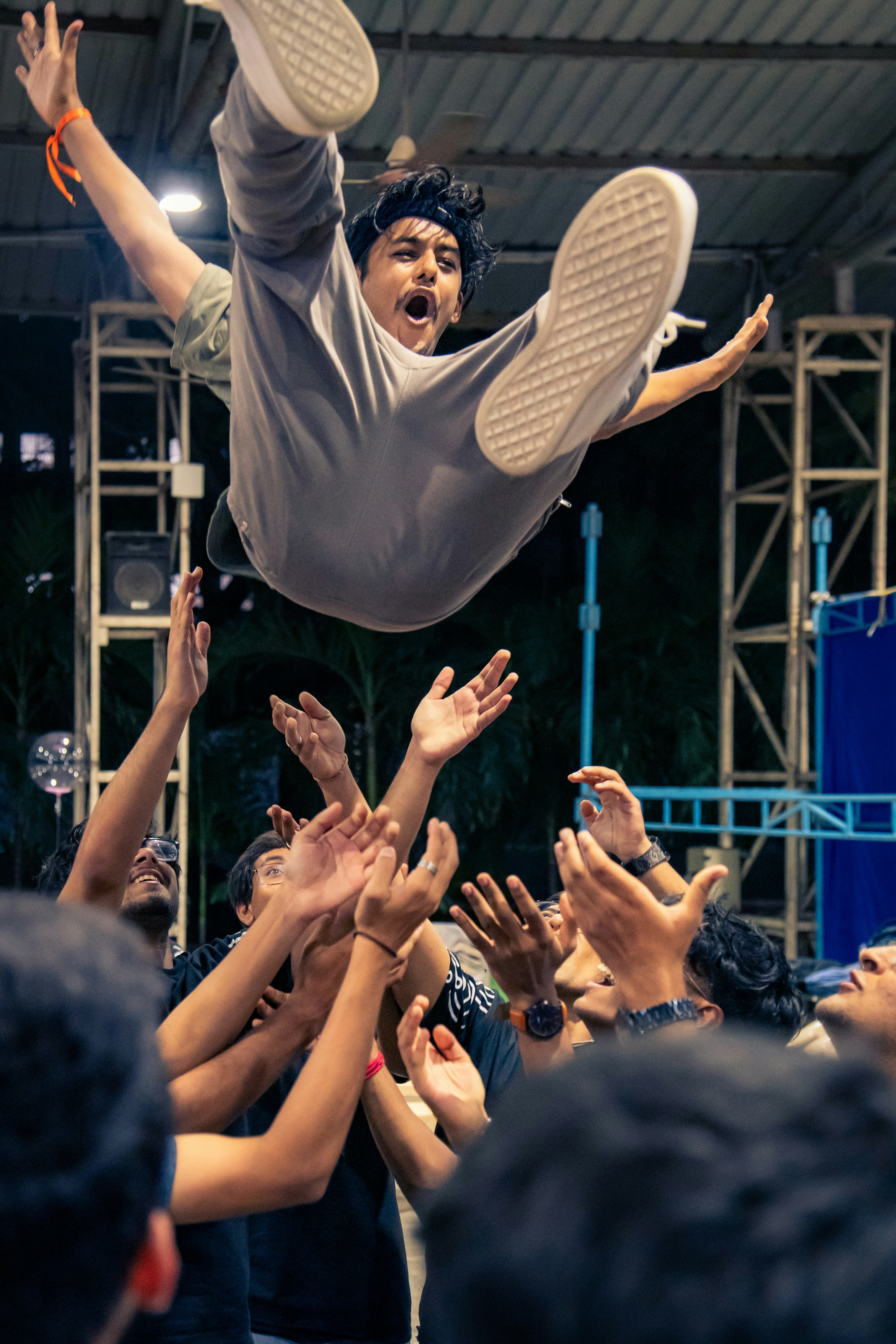 Mann wird von einer Menschenmenge in die Luft geschleudert