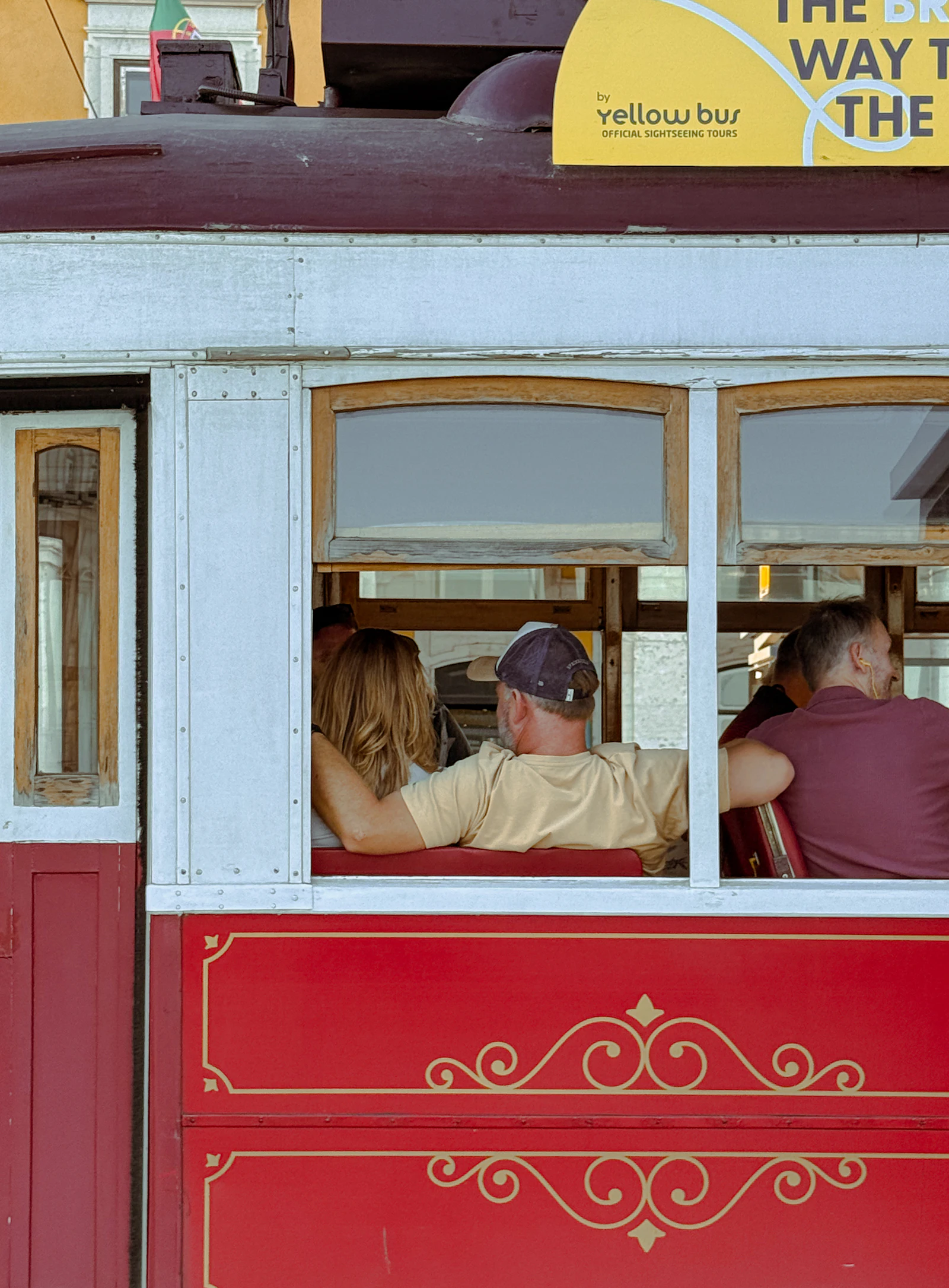 Voyageurs à bord d'un tramway historique rouge (image d'illustration)