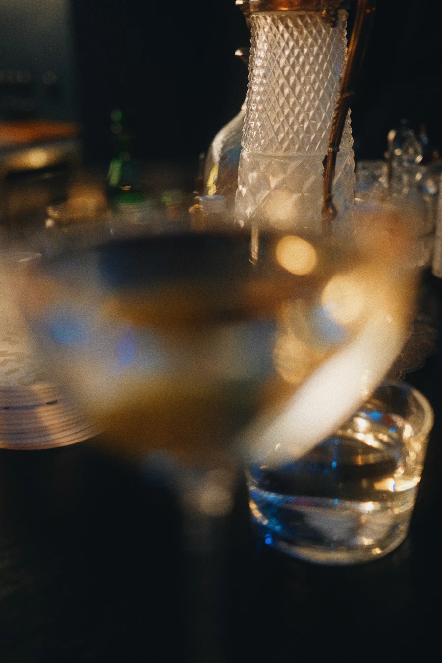 Dækket bord med drinks og dekoration