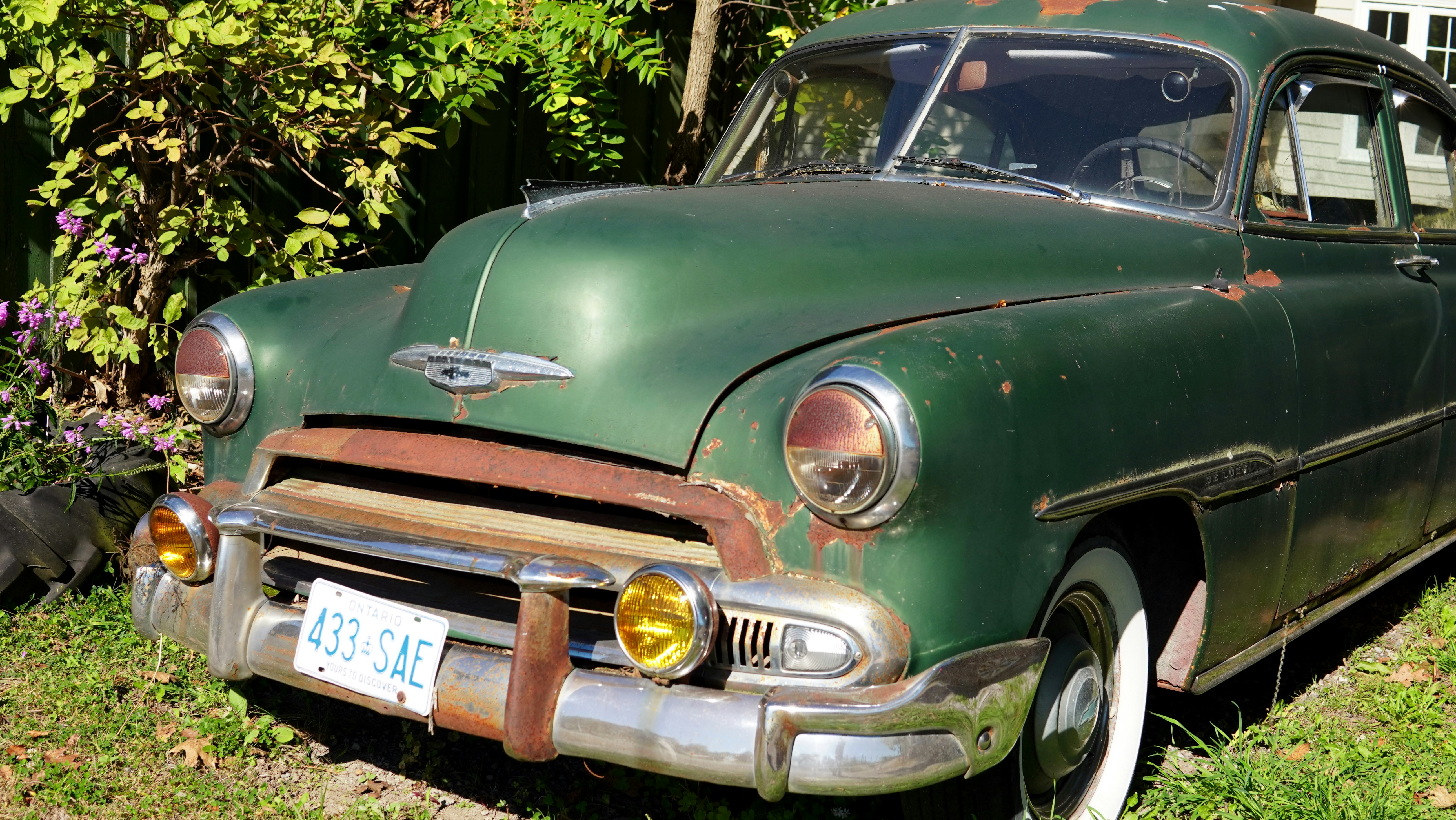 A vintage green car with rusty details parked outside. photo – Free Retro  Image on Unsplash, image size:3000x1690
