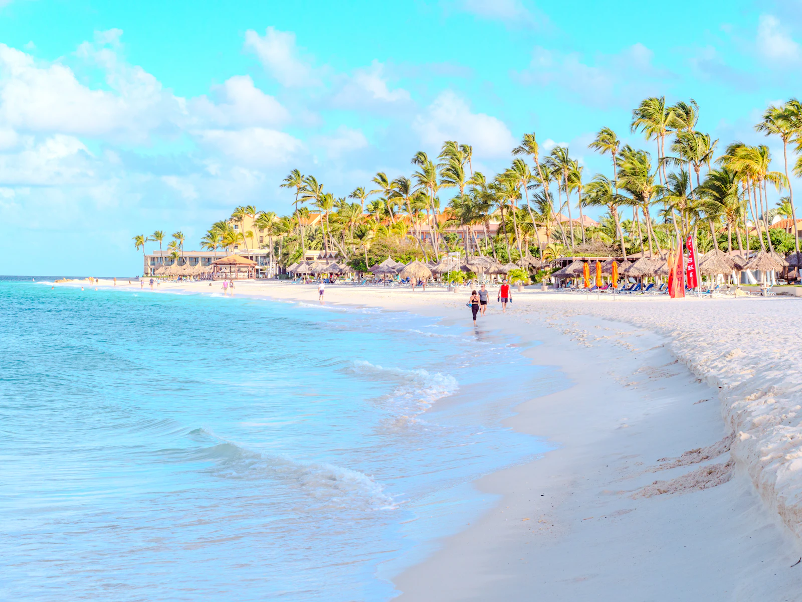 Playa tropical con palmeras en el Caribe