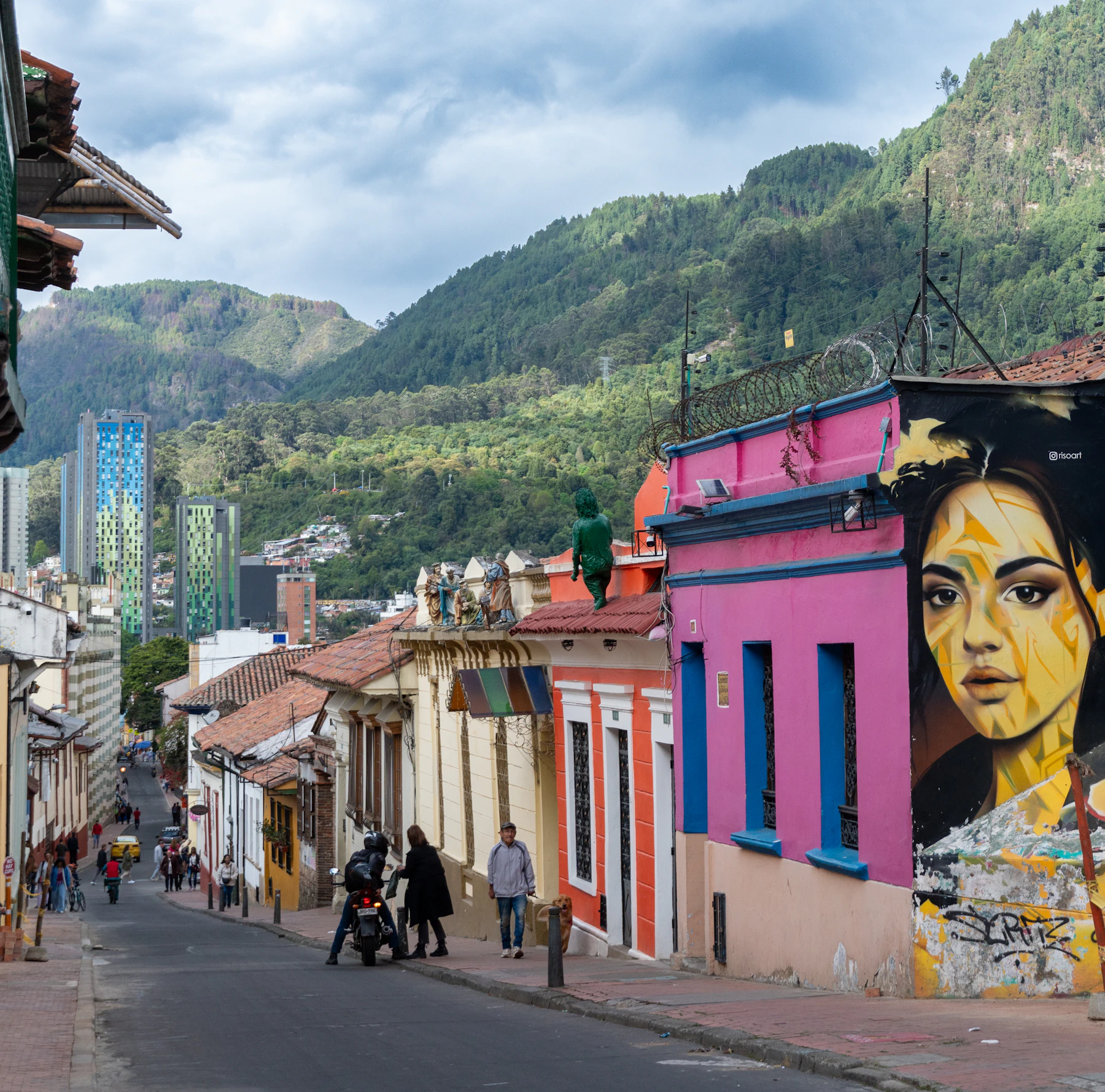 Barrio de Bogotá en ladera con arte urbano de colores
