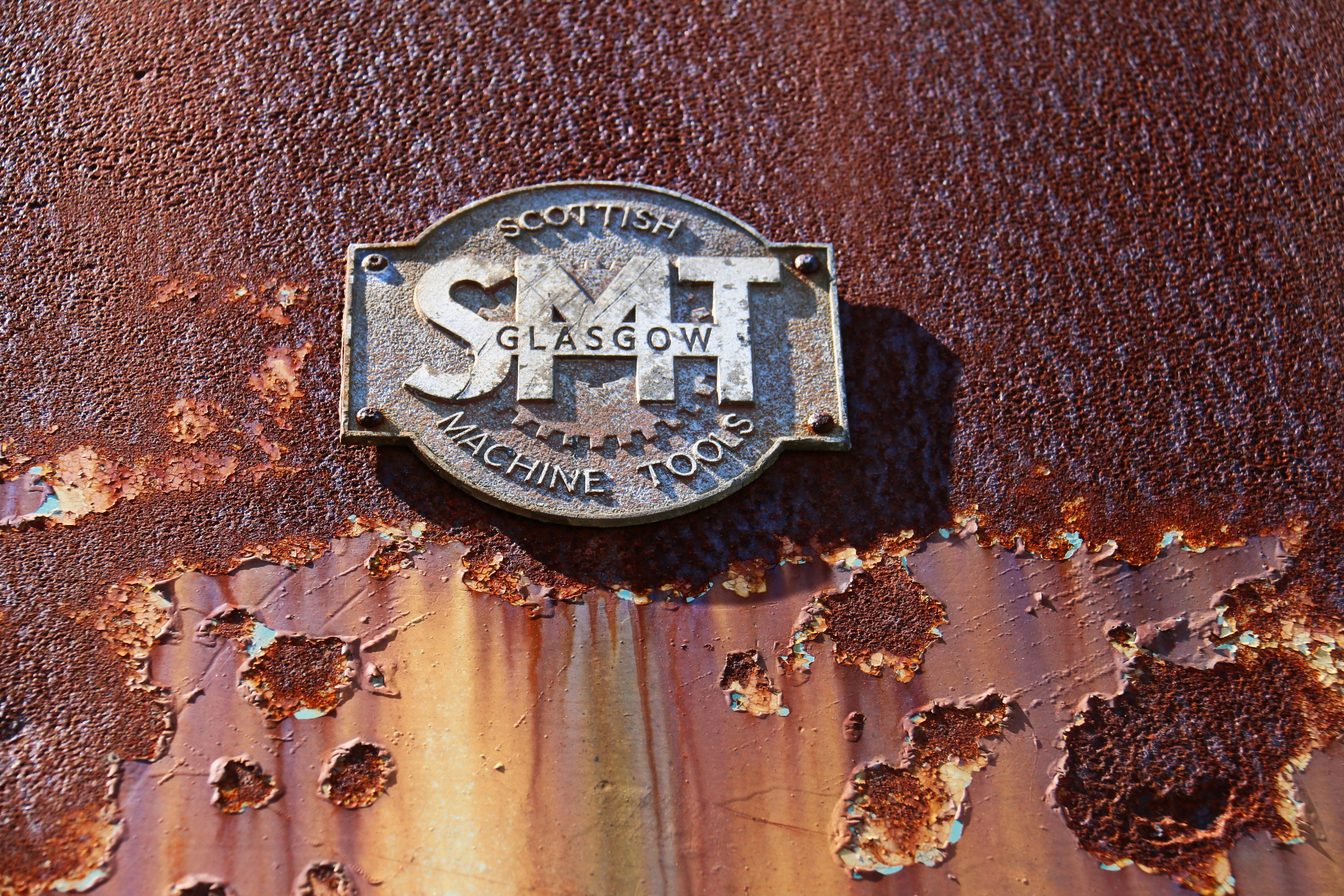 Gros plan d’une plaque métallique rouillée avec inscription smt glasgow.