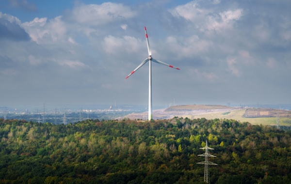 Windrad auf einem grünen Hügel