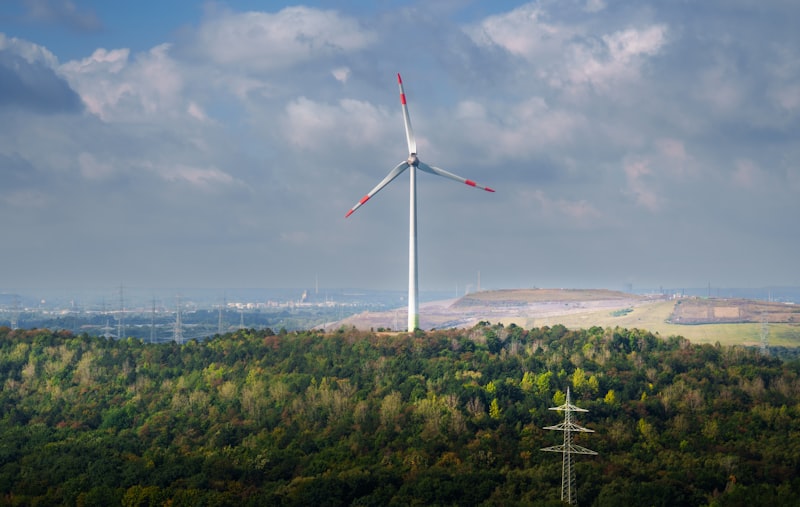 Turbina eolica su collina verde
