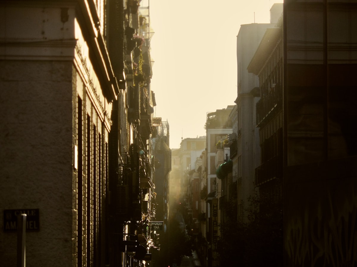 Rua estreita em Malasaña, Madrid, iluminada pela luz da manhã
