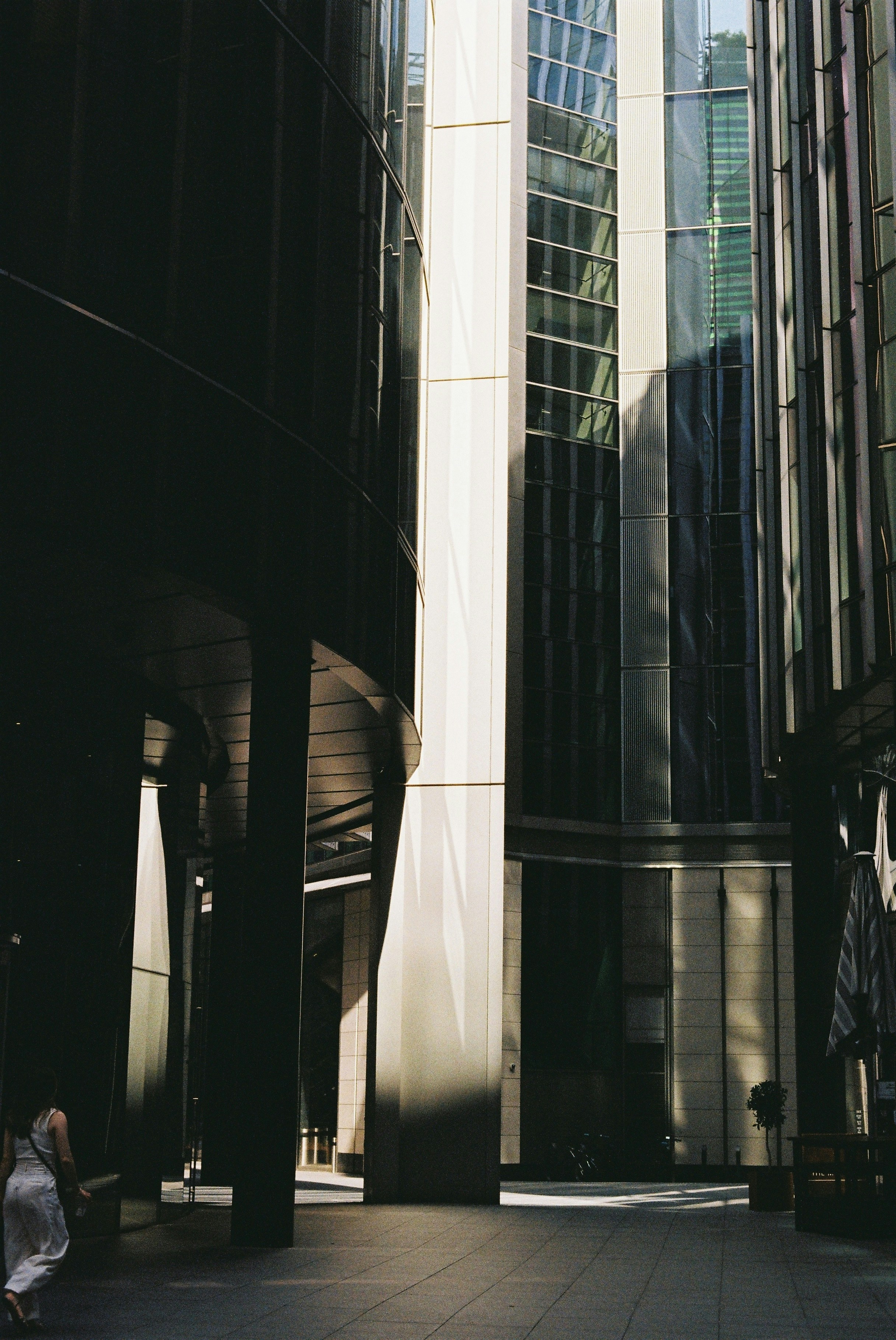 Bâtiments modernes avec lumière et ombres