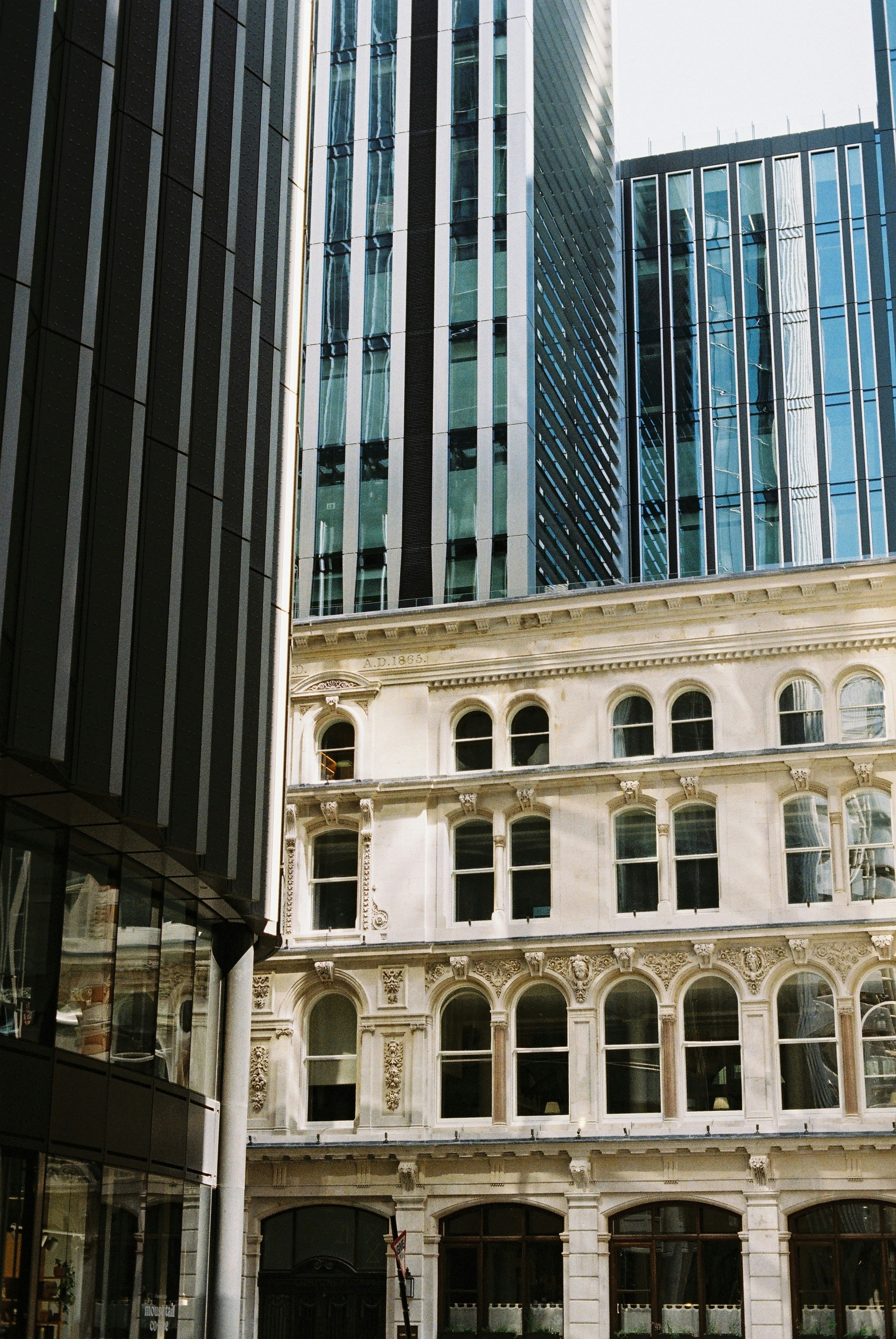 Bâtiments modernes et historiques dans une rue de la ville.