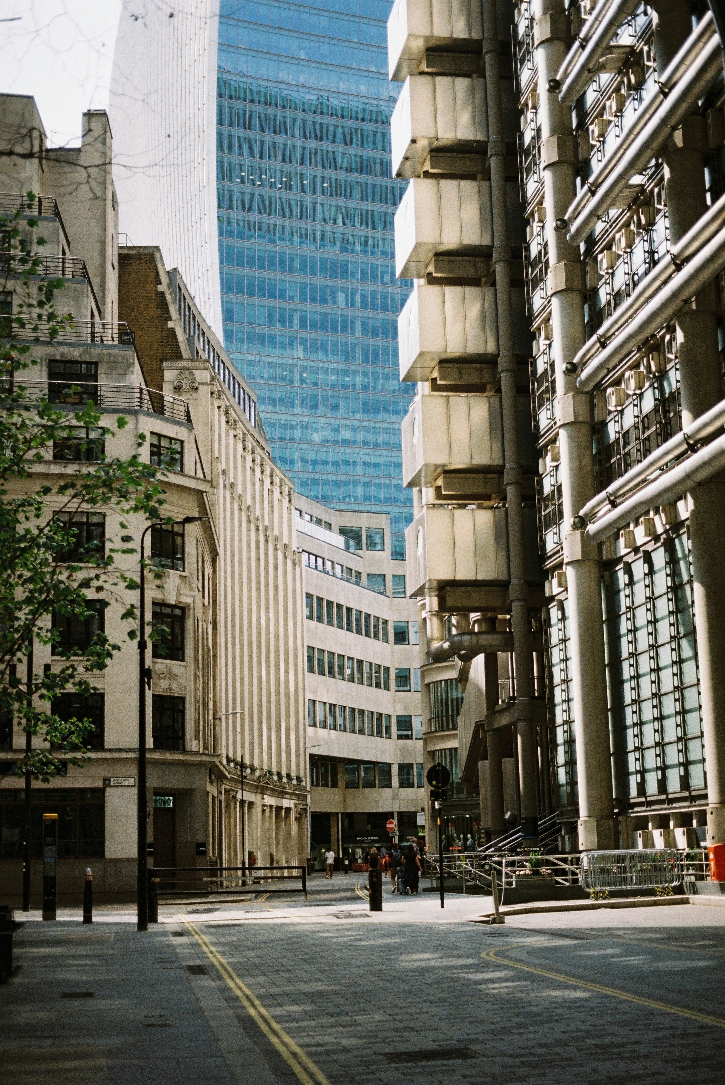 Gratte-ciel modernes et vieux bâtiments dans une rue de la ville.
