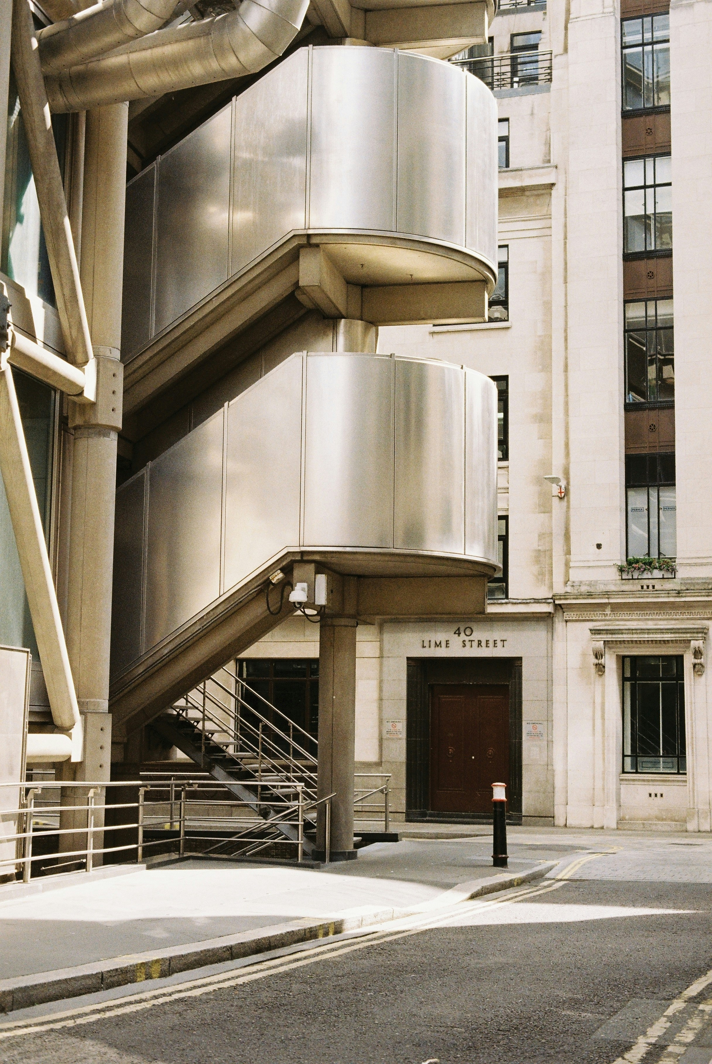 Escalier moderne en métal à l’extérieur d’un bâtiment.