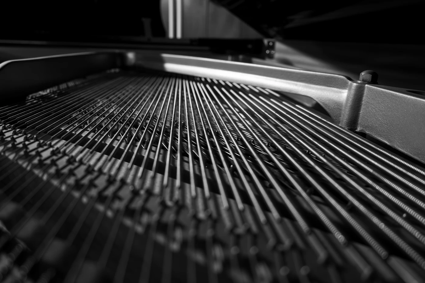 Interior de um piano acústico