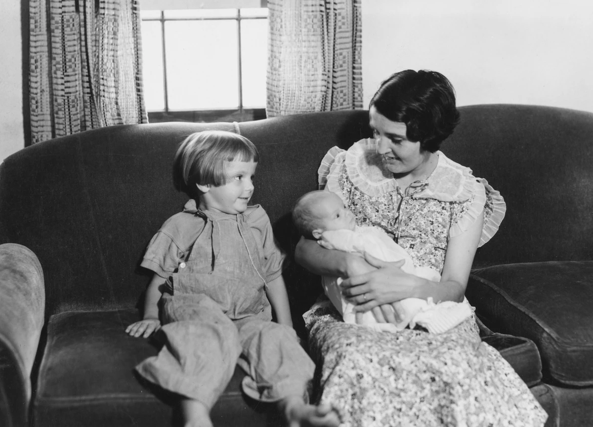 The Shift Handoff: How to Catch Up a Caregiver in 10 Seconds, Not 10 Minutes