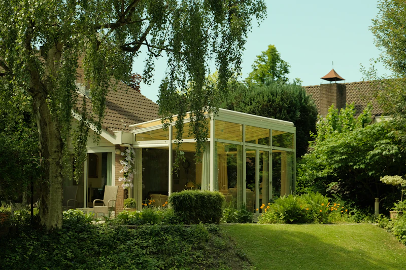 Moderne udestue tilbygget hus
