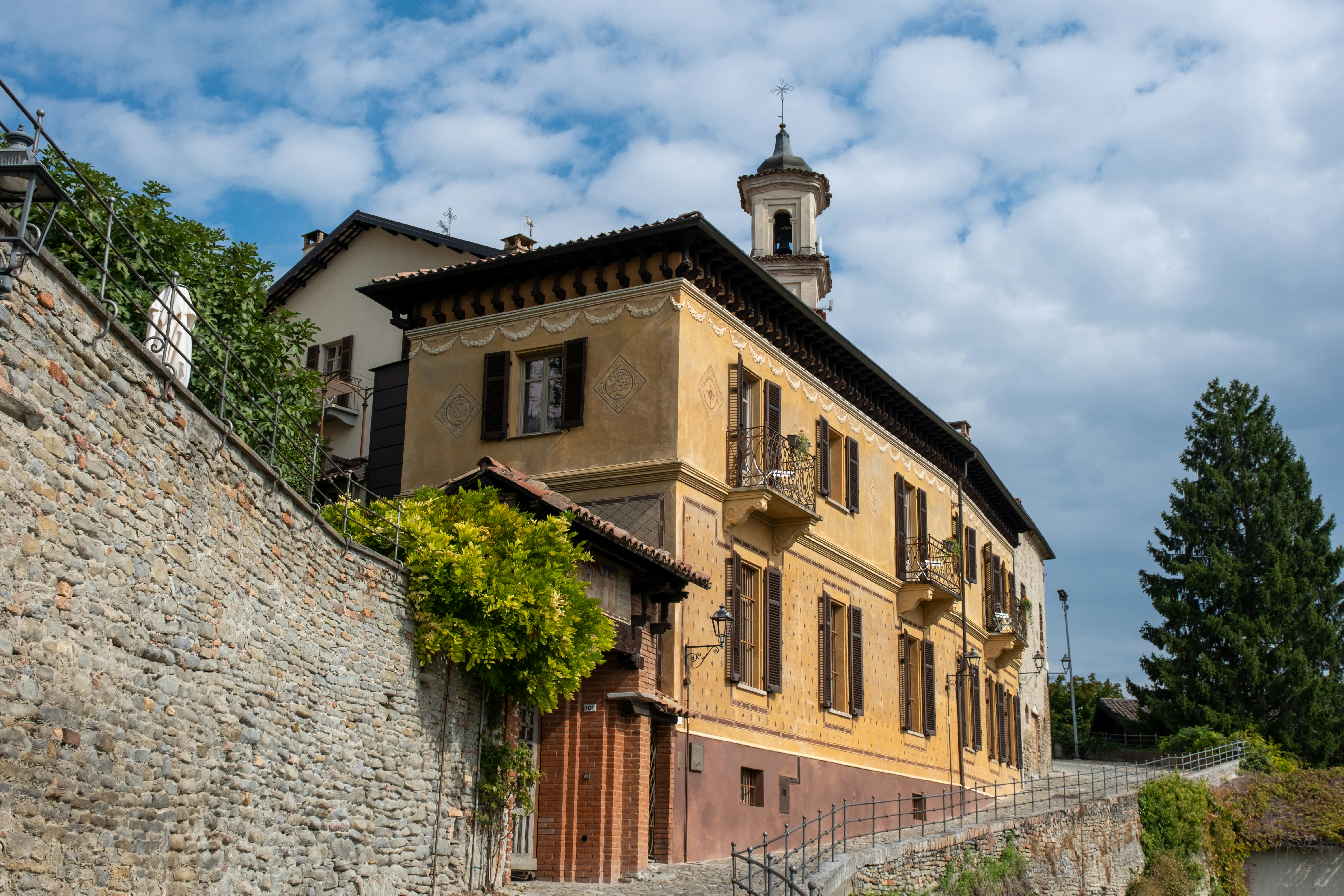 Villa del Borgo on the steep slope of the Sternia in Canelli, Italy