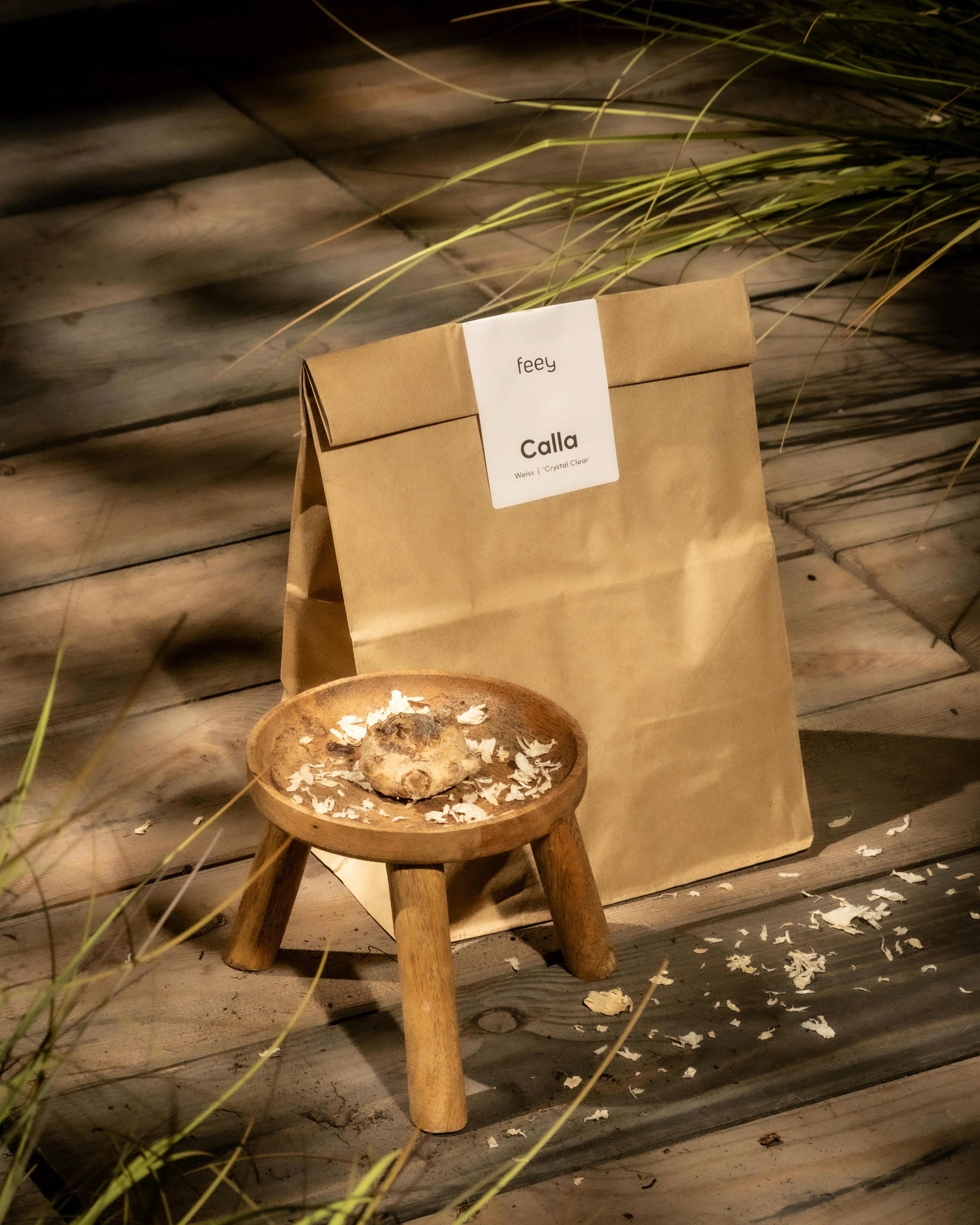 Braune Papiertüte und Holzhocker mit Kekskrümeln