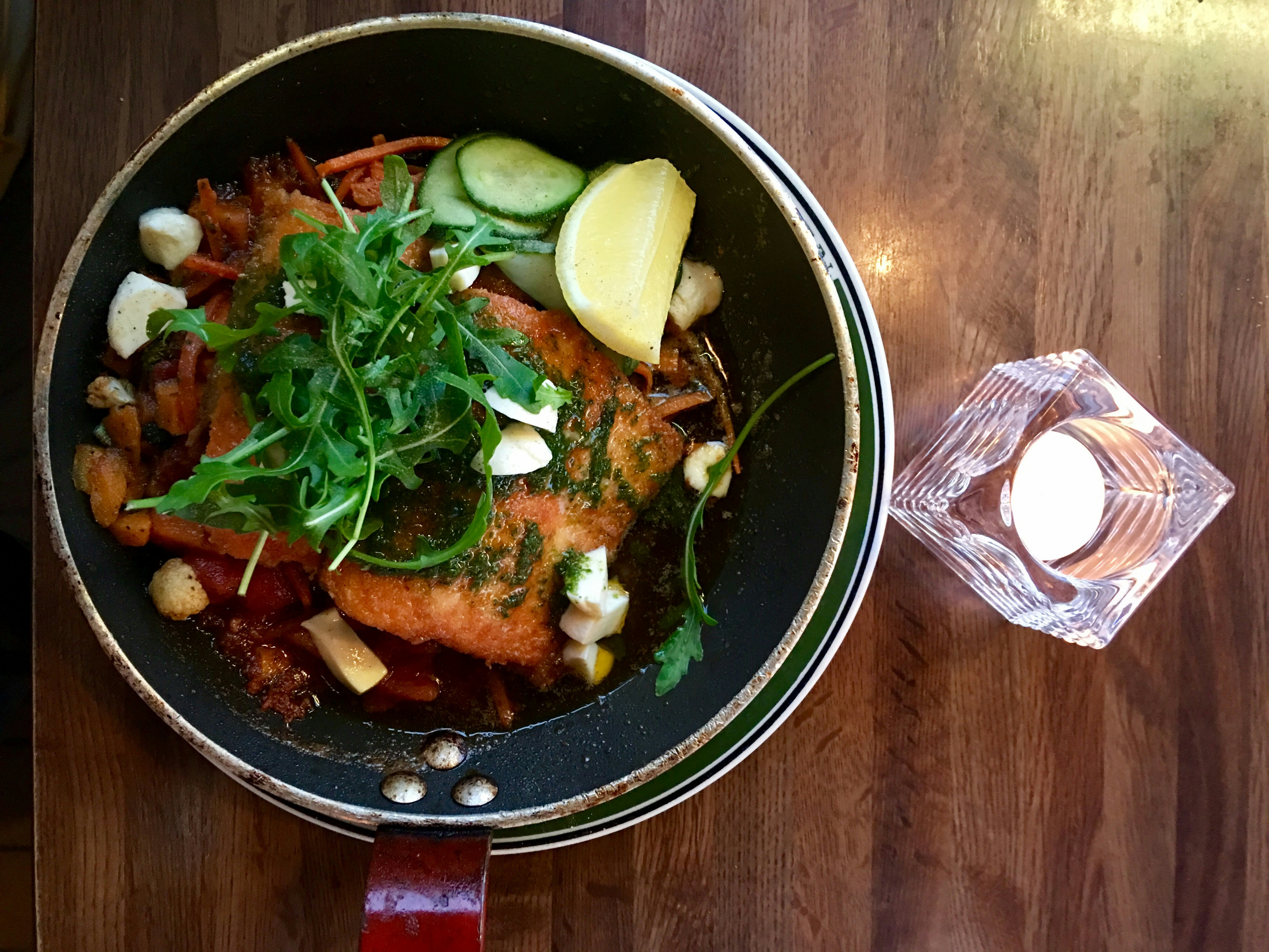 Perfectly cooked salmon fillet with fresh vegetables
