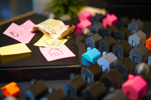 Miniature houses with euro banknotes and sticky notes