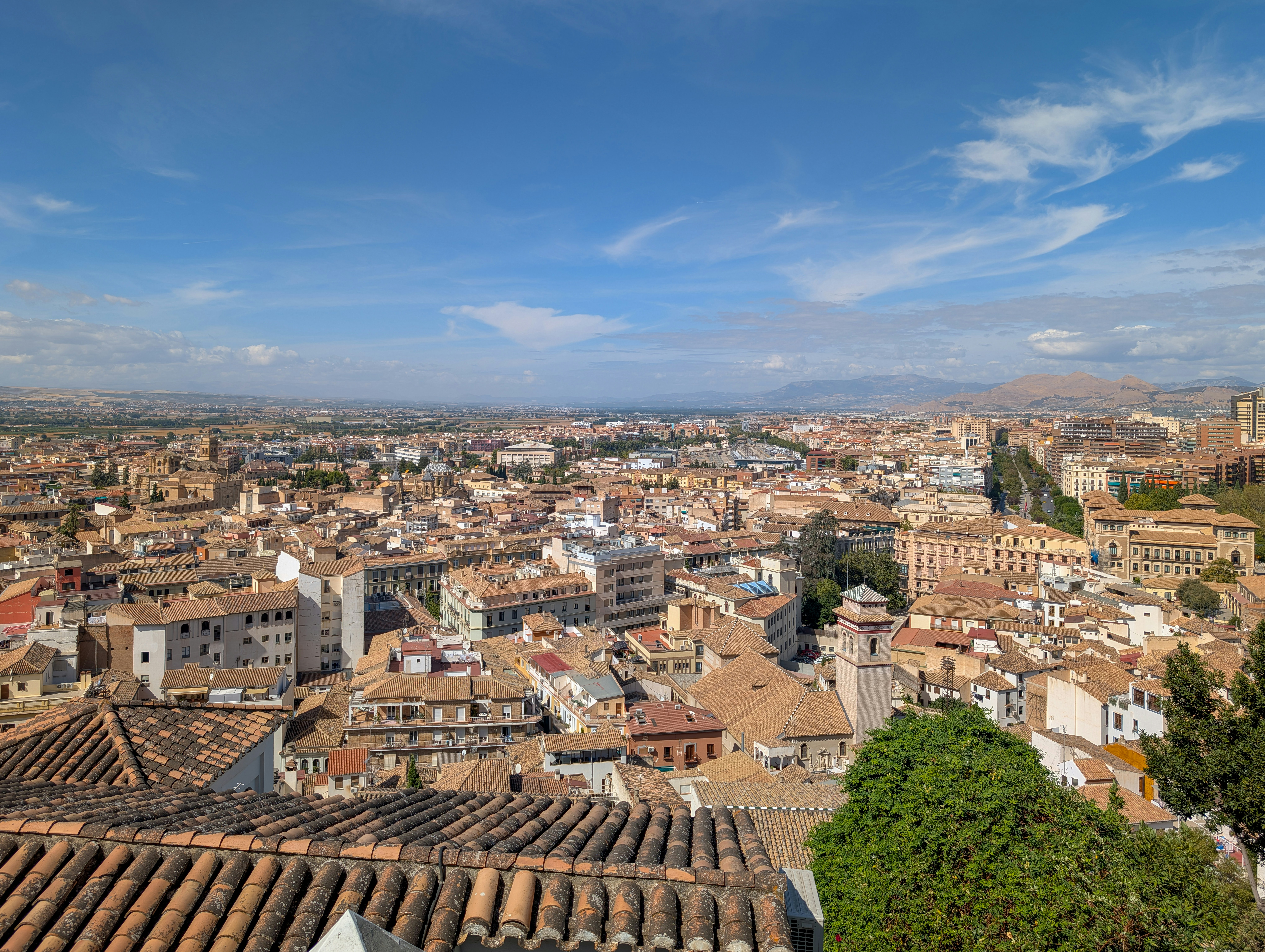El silencio de las campanas: qué escucha realmente quien duerme junto a la catedral de Granada