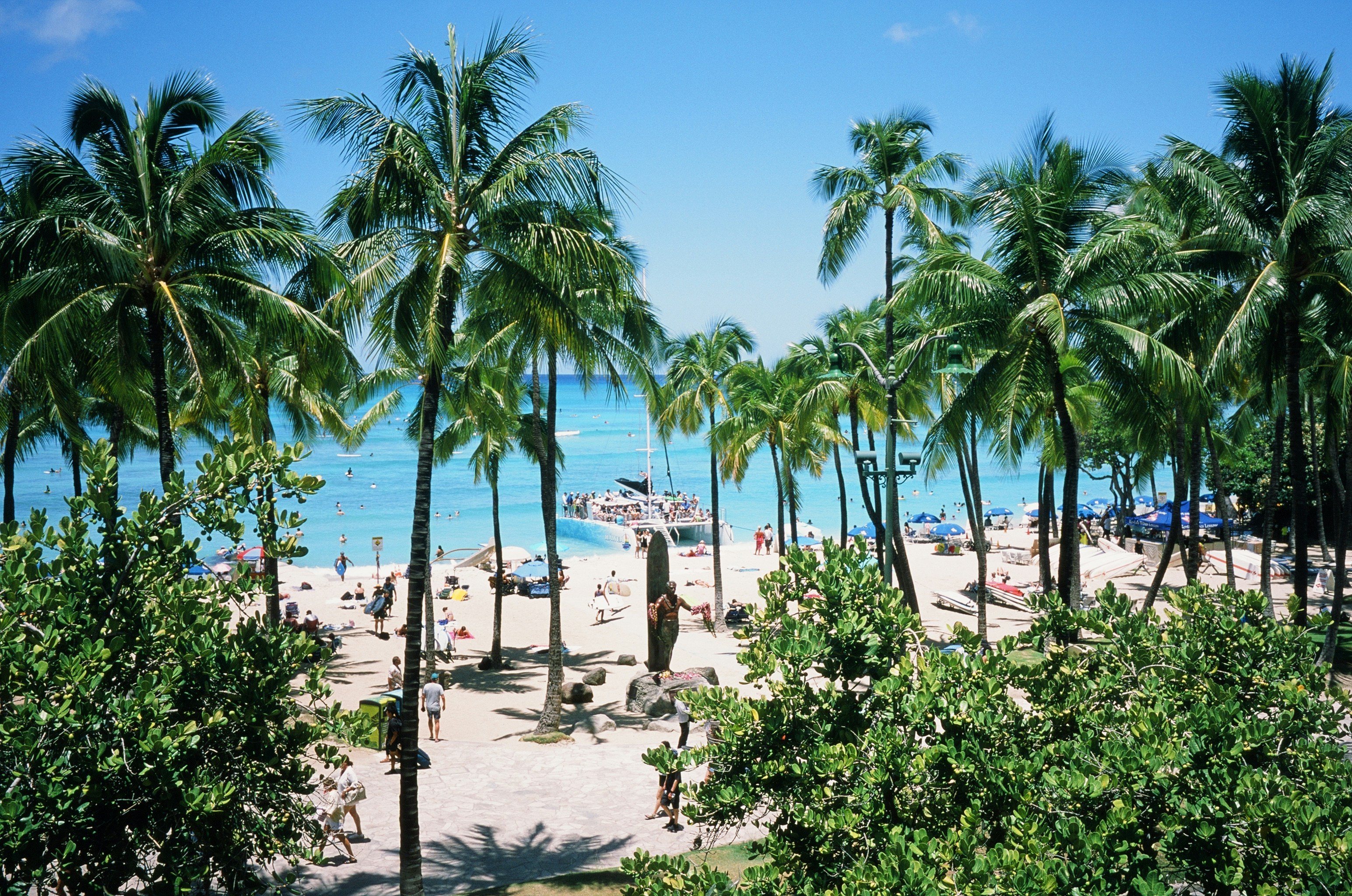 romantic getaway, tropical beach, cozy hotel, scenic landscape, ilustrasi artikel Minimoon vs. Honeymoon: Which is Right for You? 8