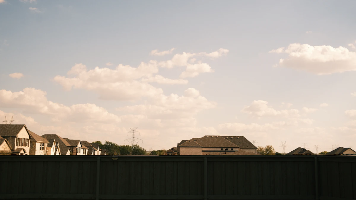 Maisons voisines séparées par une clôture en bois matérialisant la limite de propriété
