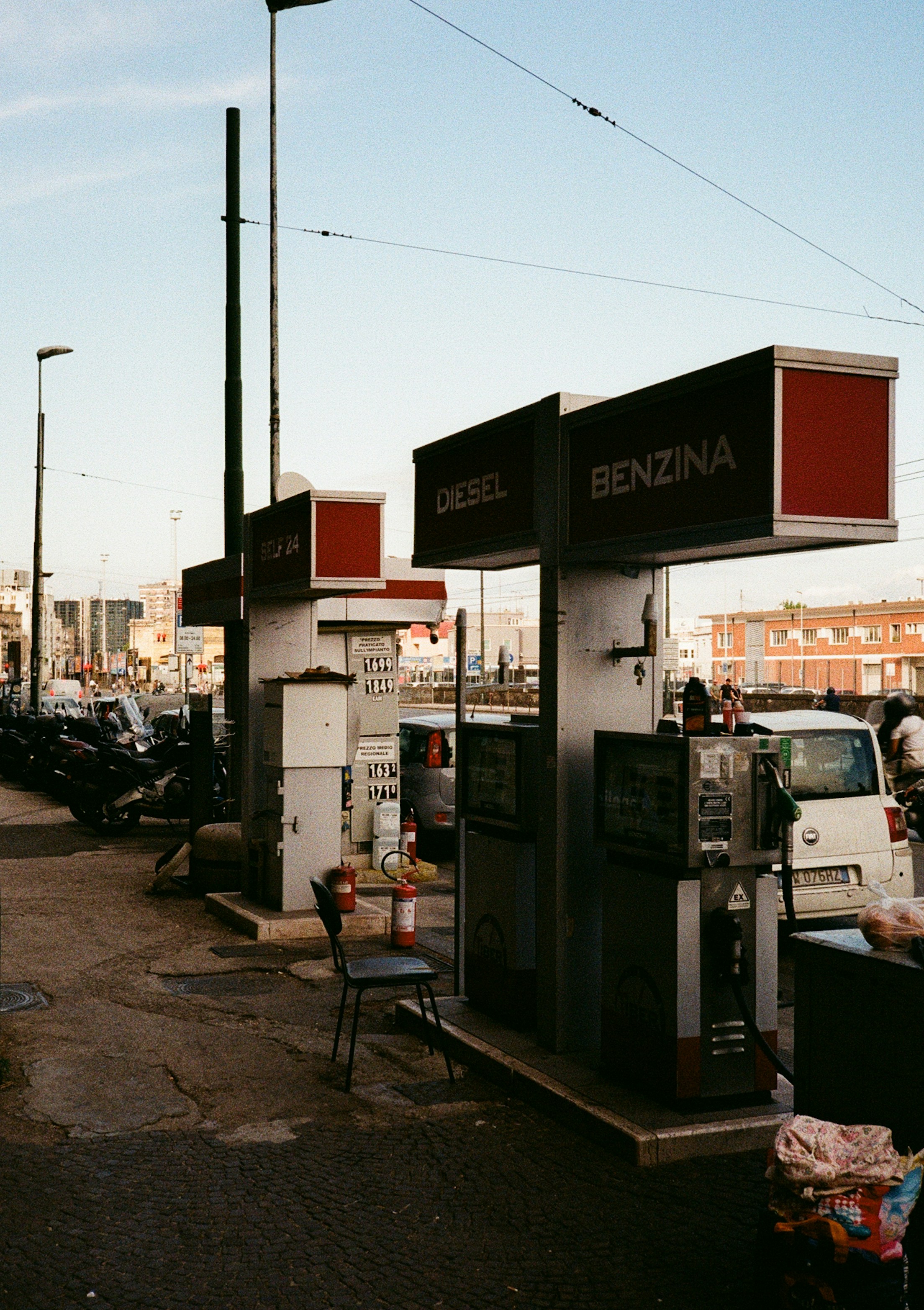 Pompa bensin dengan tanda-tanda untuk diesel dan benzina.