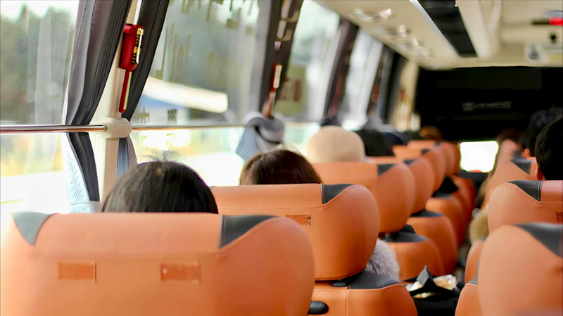 Penumpang menikmati wisata naik bus DAMRI di dalam kabin nyaman