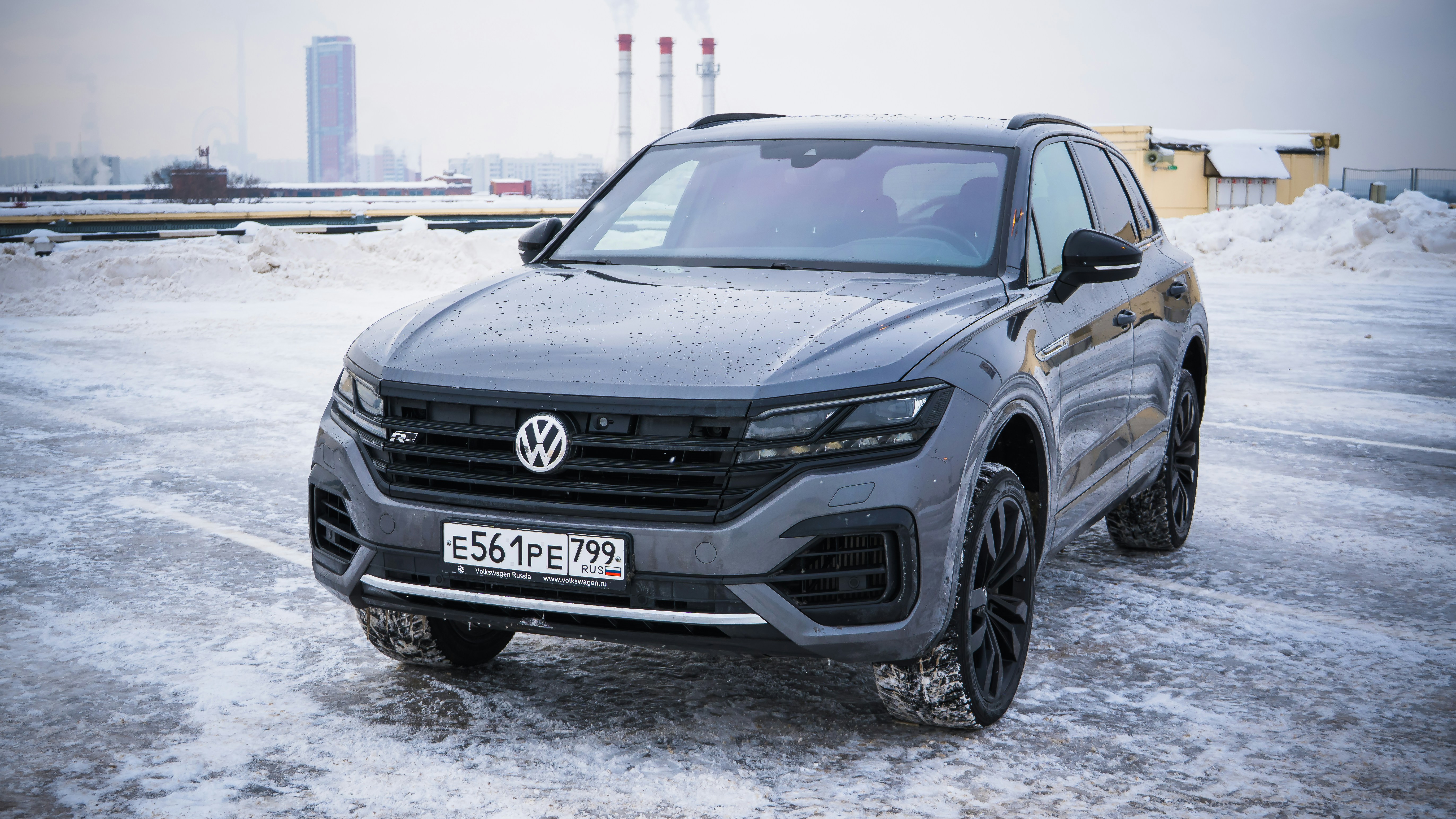 Gray volkswagen touareg parked on snowy ground