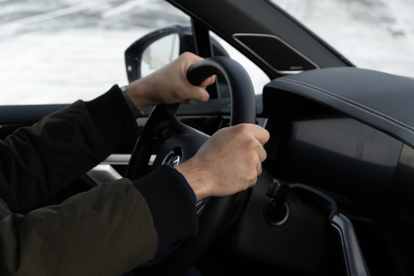 Guidatore al volante in auto