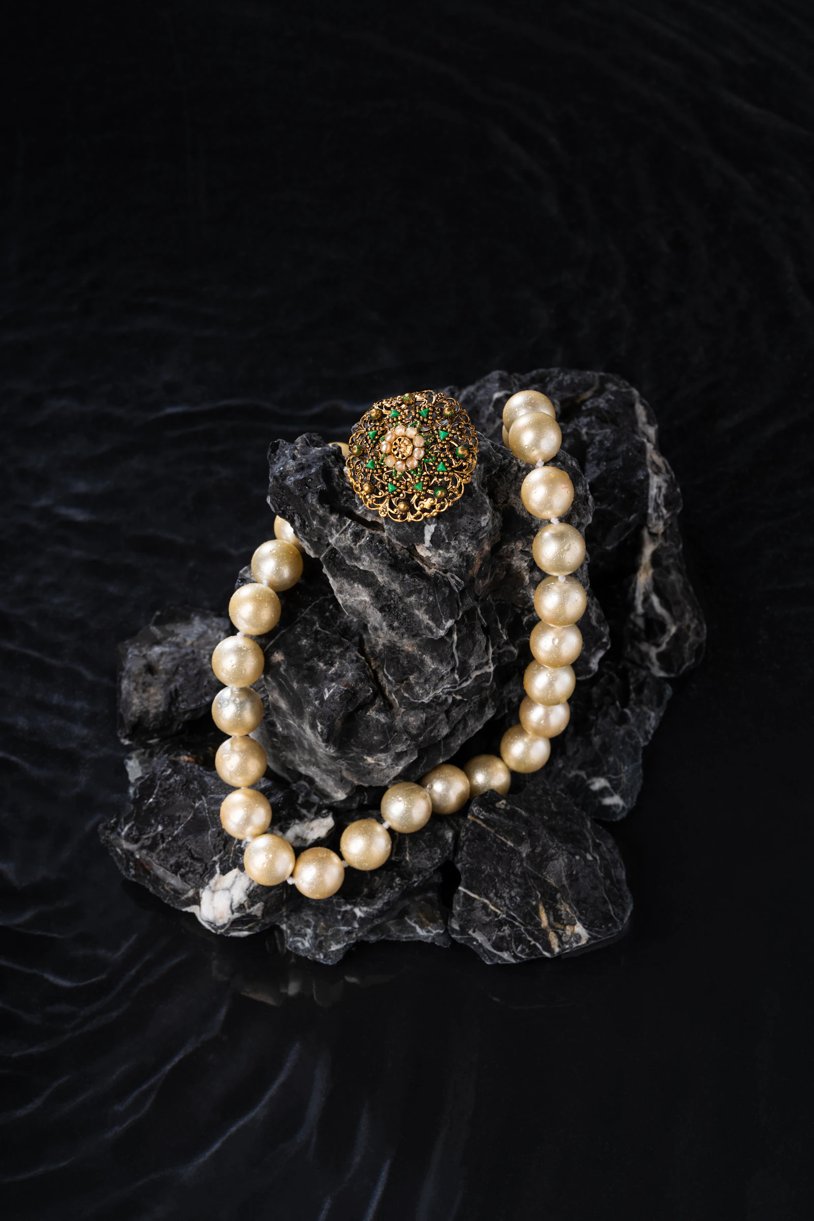 Tahitian pearl, dark peacock green, round