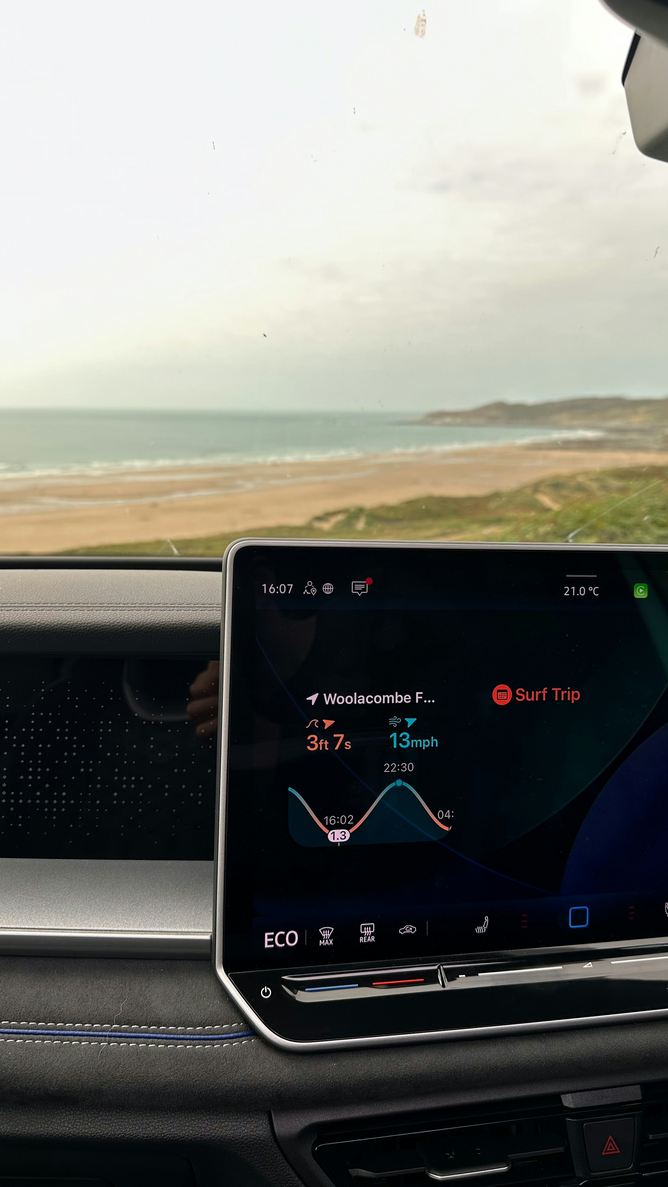 オーシャンビューでサーフトリップ情報を表示する車のダッシュボード。