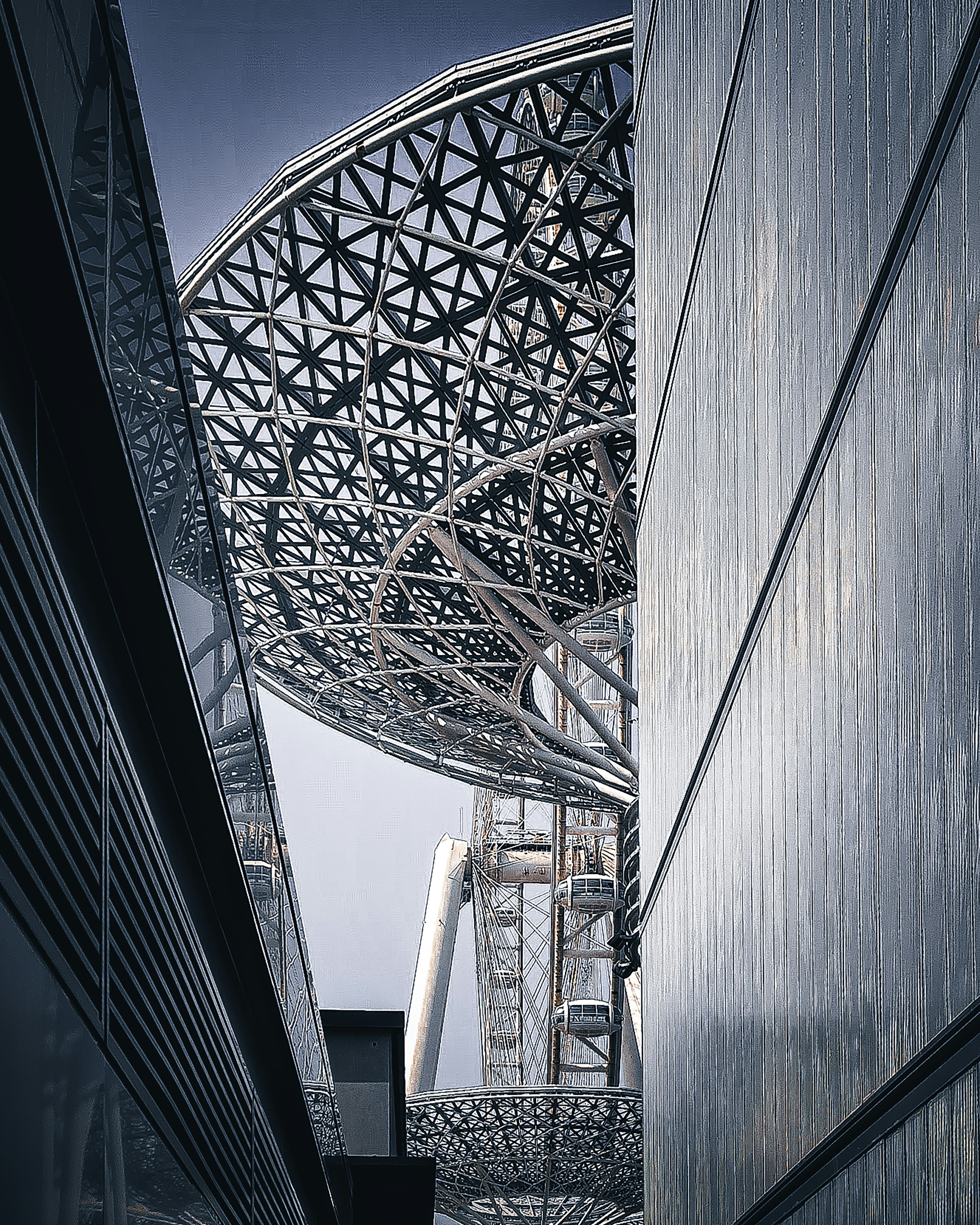 Structures architecturales modernes aux motifs géométriques