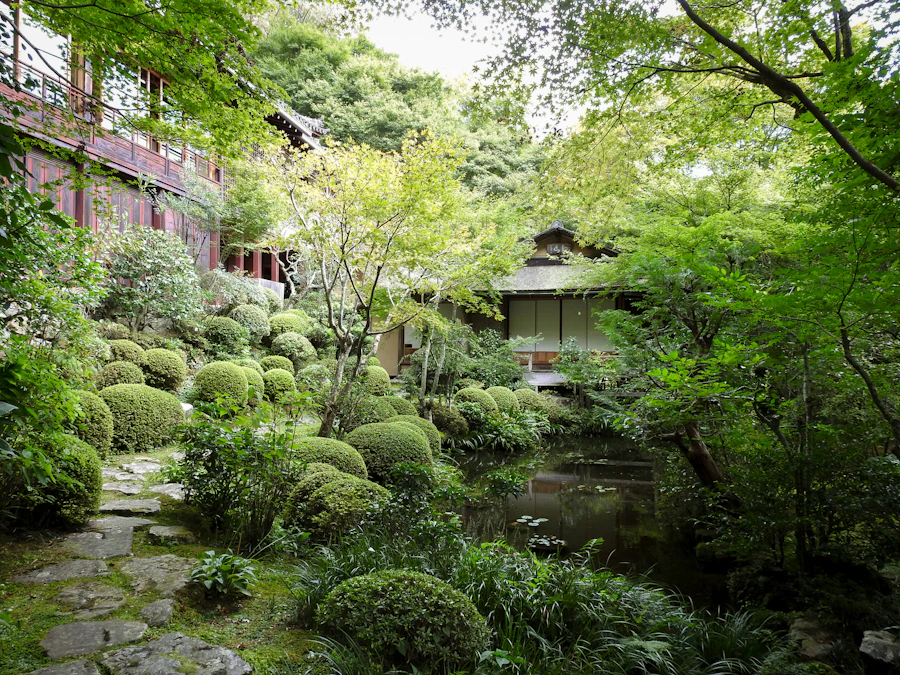 Sendero de piedra en un jardín japonés