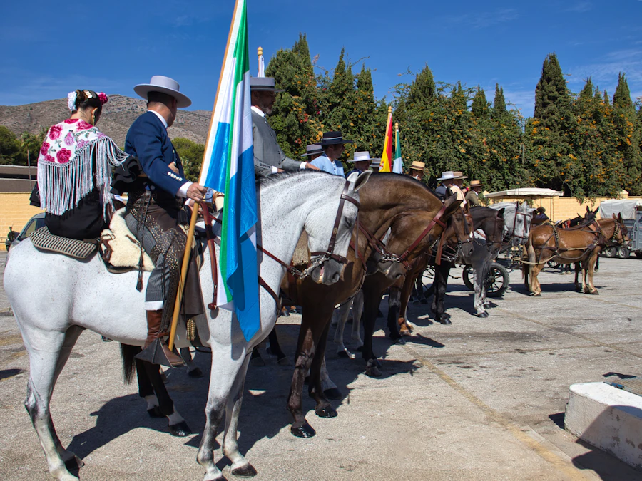 啤酒節帳篷內夜晚舉杯歡慶的人群