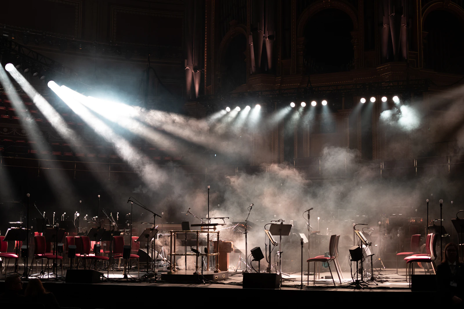 Escenario de orquesta con reflectores y humo
