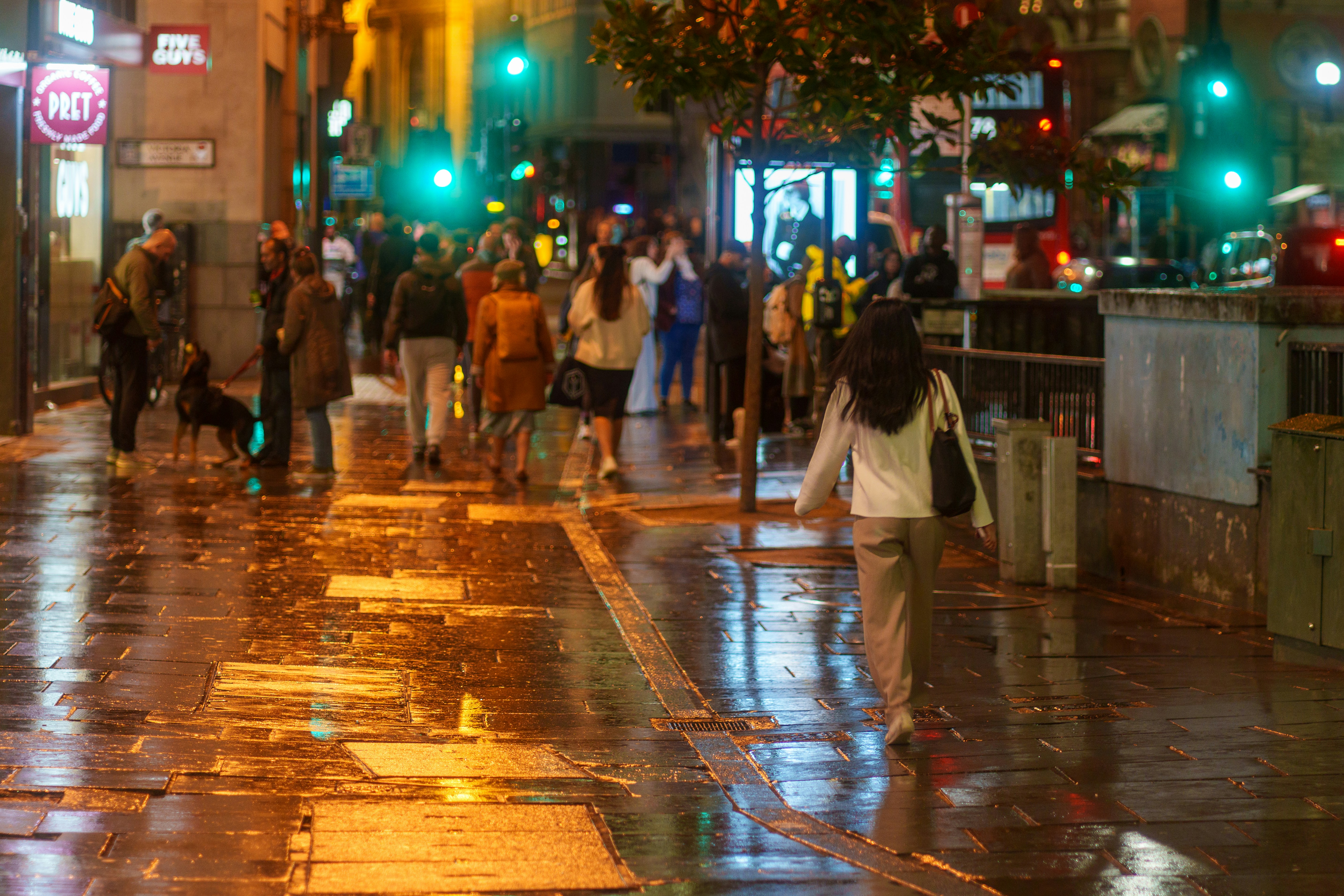 우산 쓴 보행자