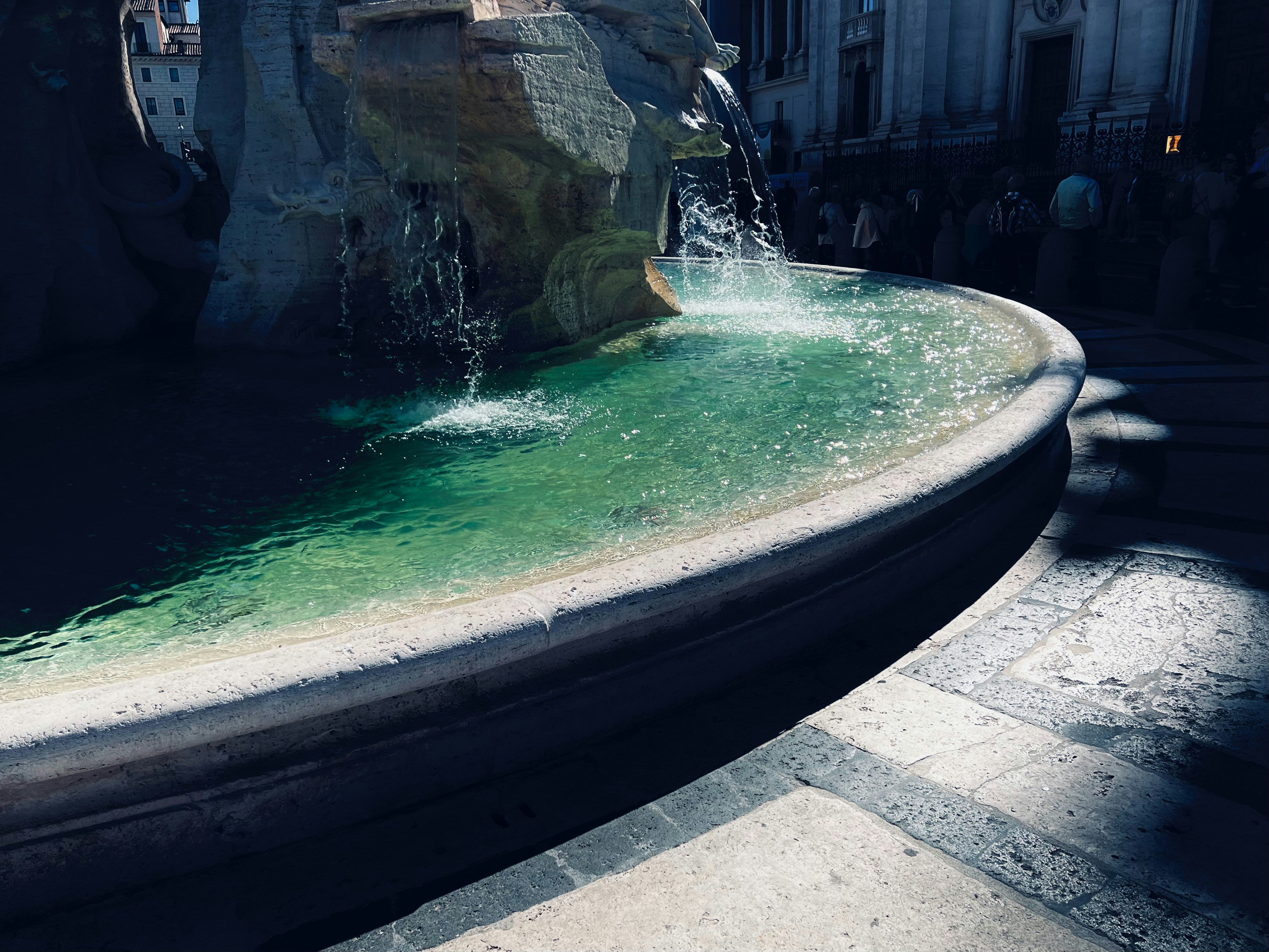 Brunnen mit fließendem Wasser auf einem Stadtplatz.