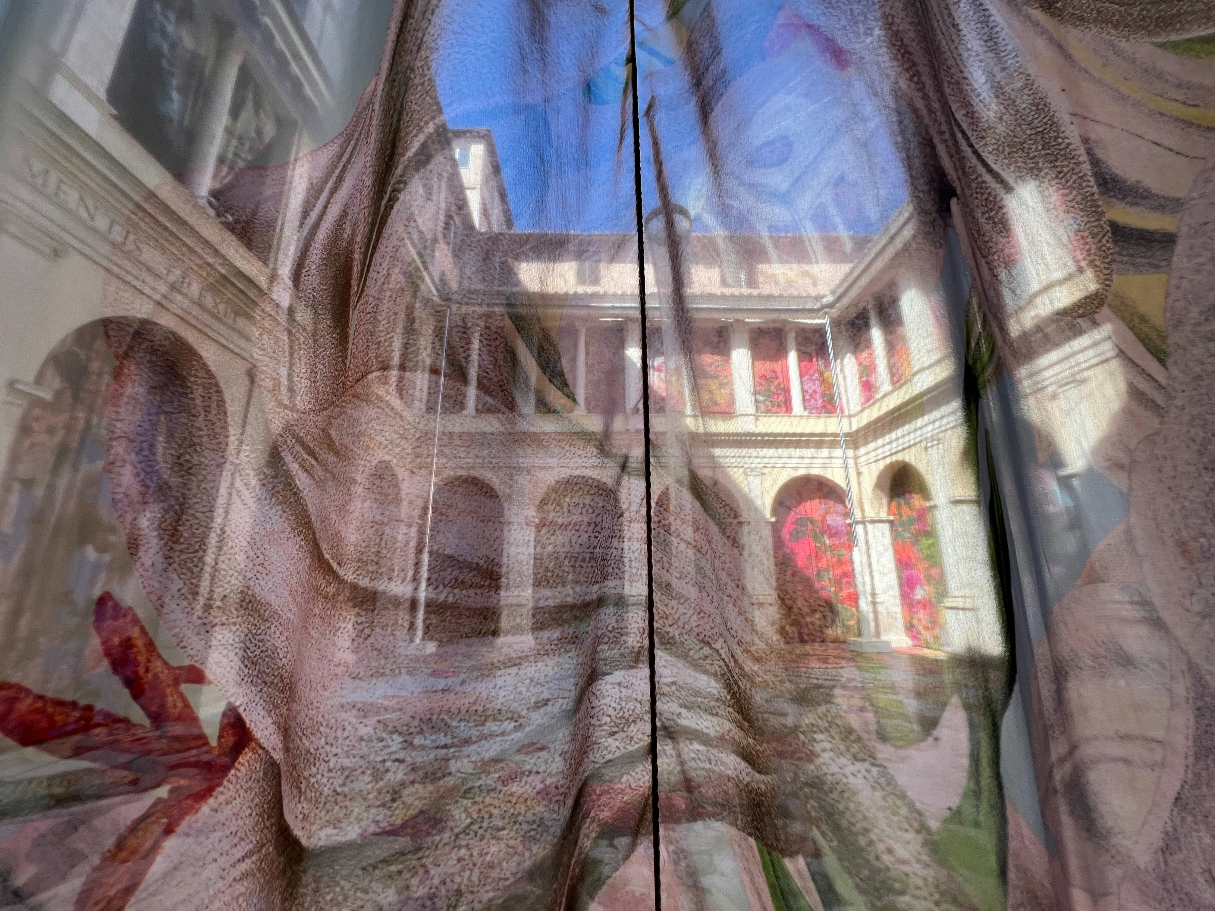 Architektonischer Innenhof mit floralen Elementen