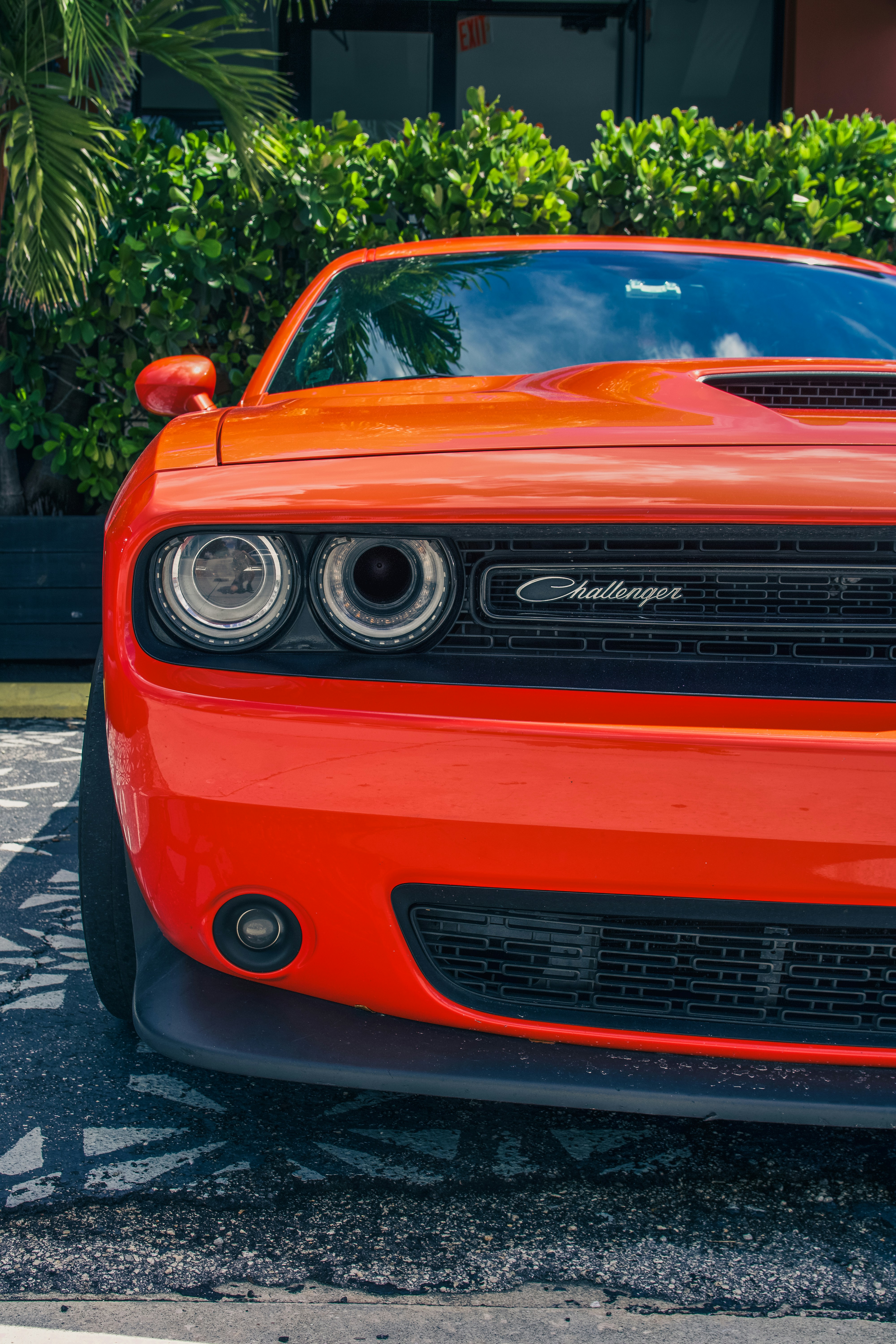 Um carro esportivo azul estacionado em um estacionamento foto – Imagem  grátis sobre Carro na Unsplash, image size:3000x4500