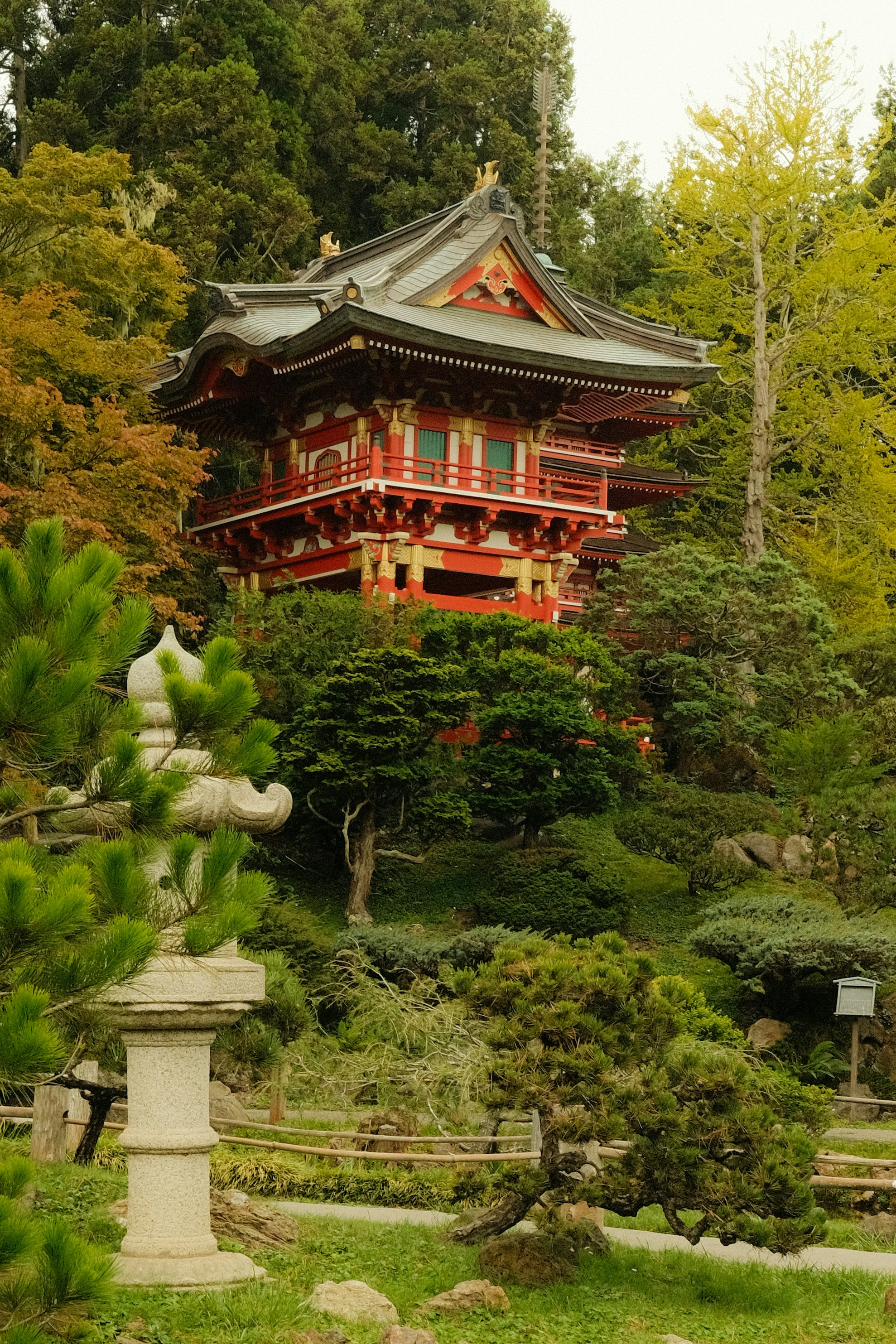 Japanische Pagode in einem üppig grünen Garten.