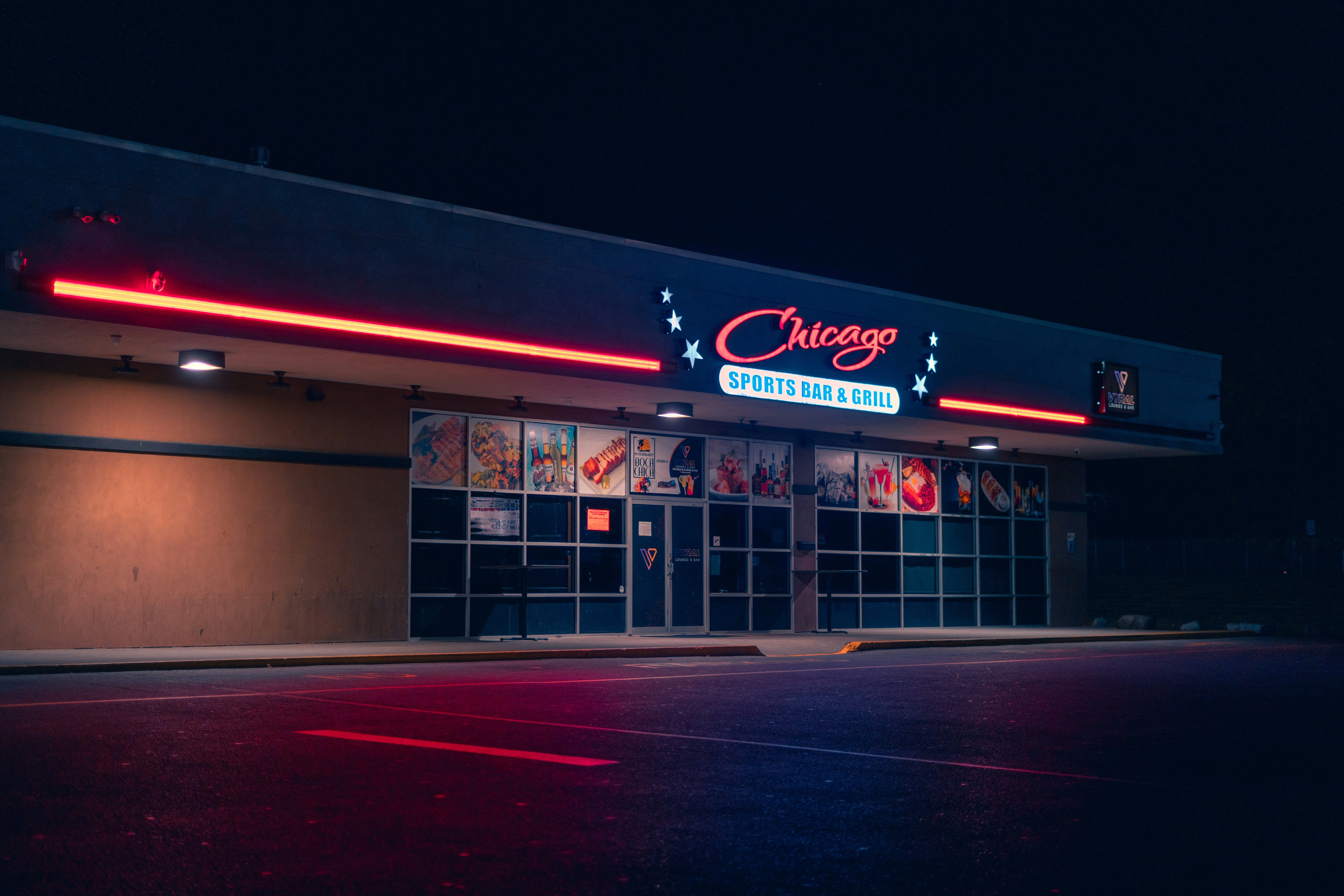 Hinchas siguiendo un partido de fútbol en un bar deportivo