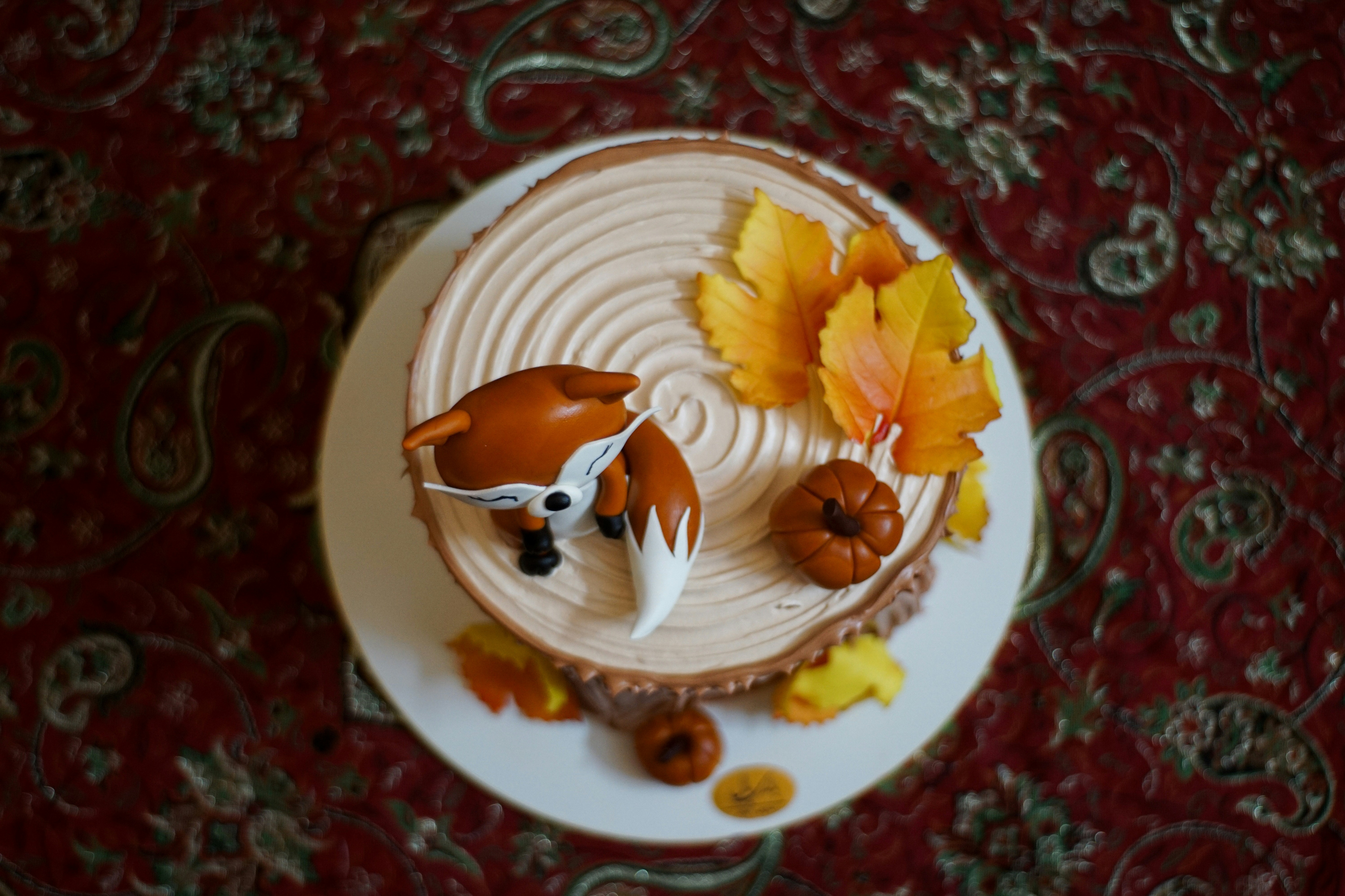 Gâteau sur le thème de l’automne avec des décorations de renard et de citrouille