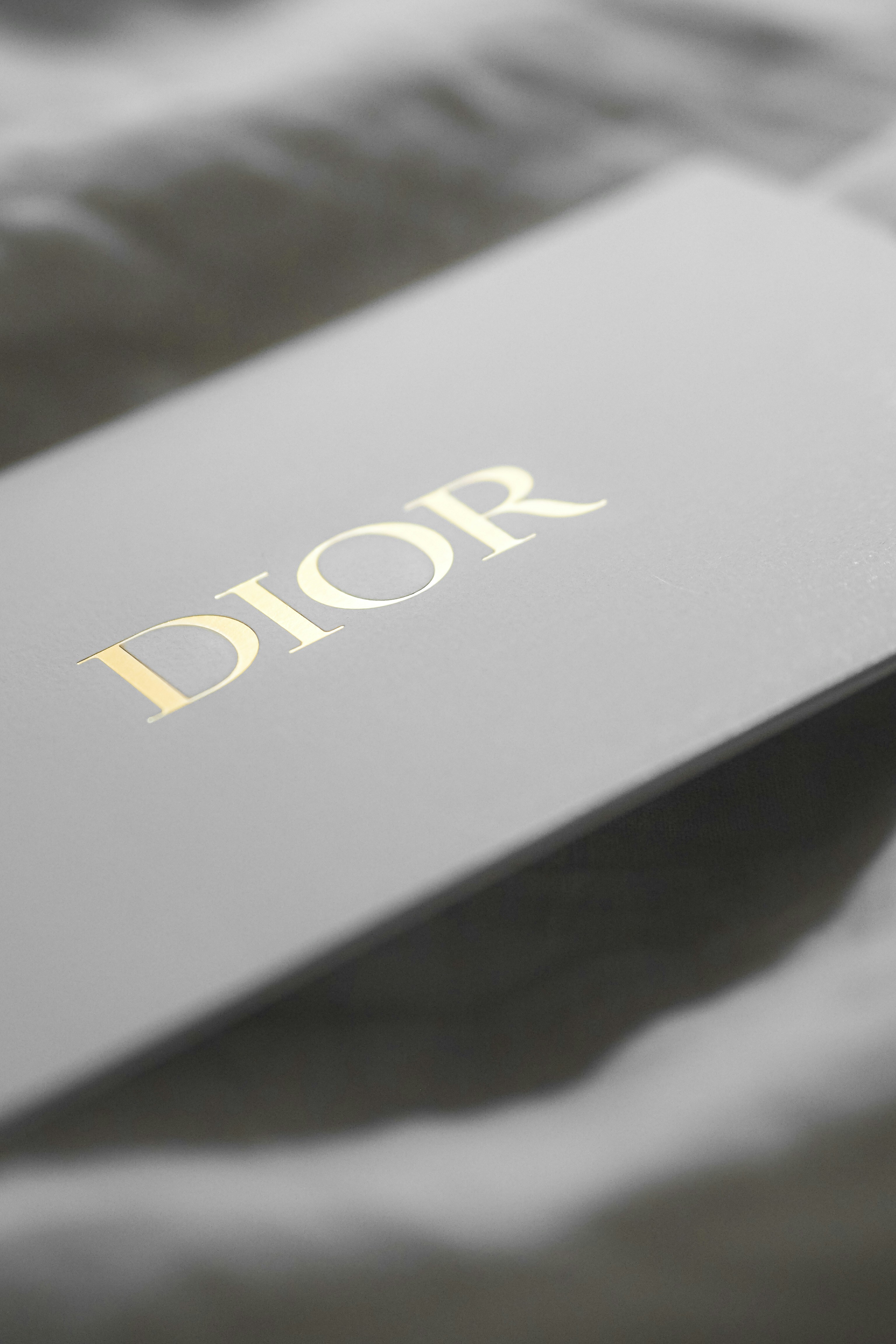 Logotipo Dior em uma superfície branca