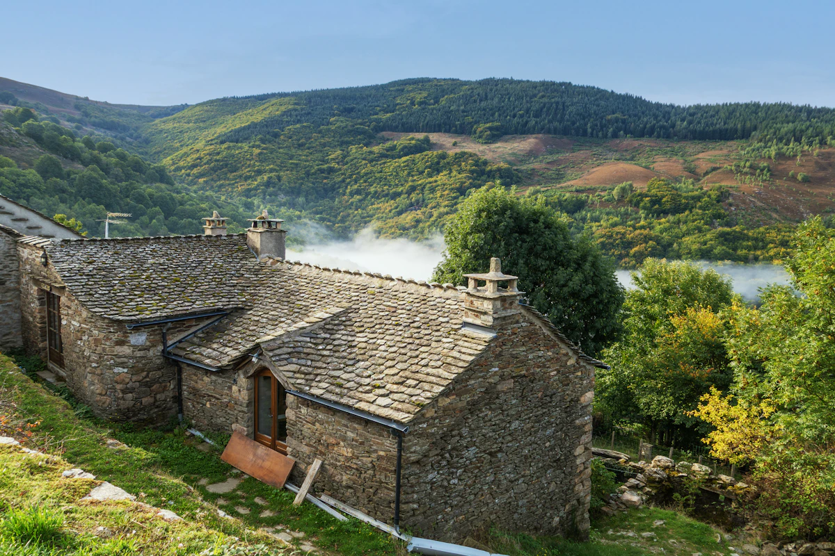 Maisons en pierre dans une vallée des Cévennes