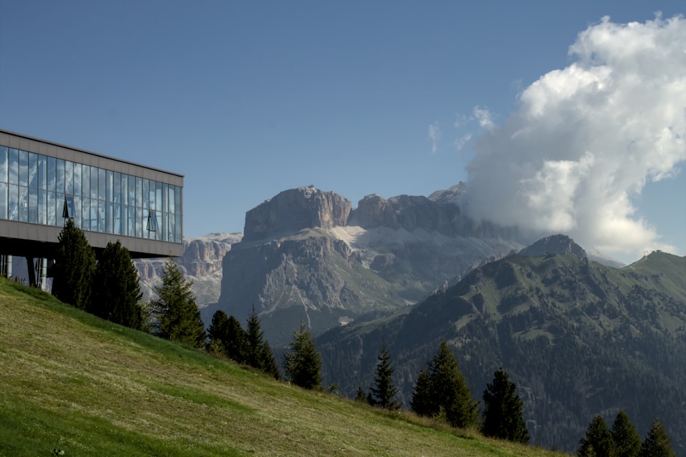 Hotel alpino con vista a las cumbres de los Dolomitas